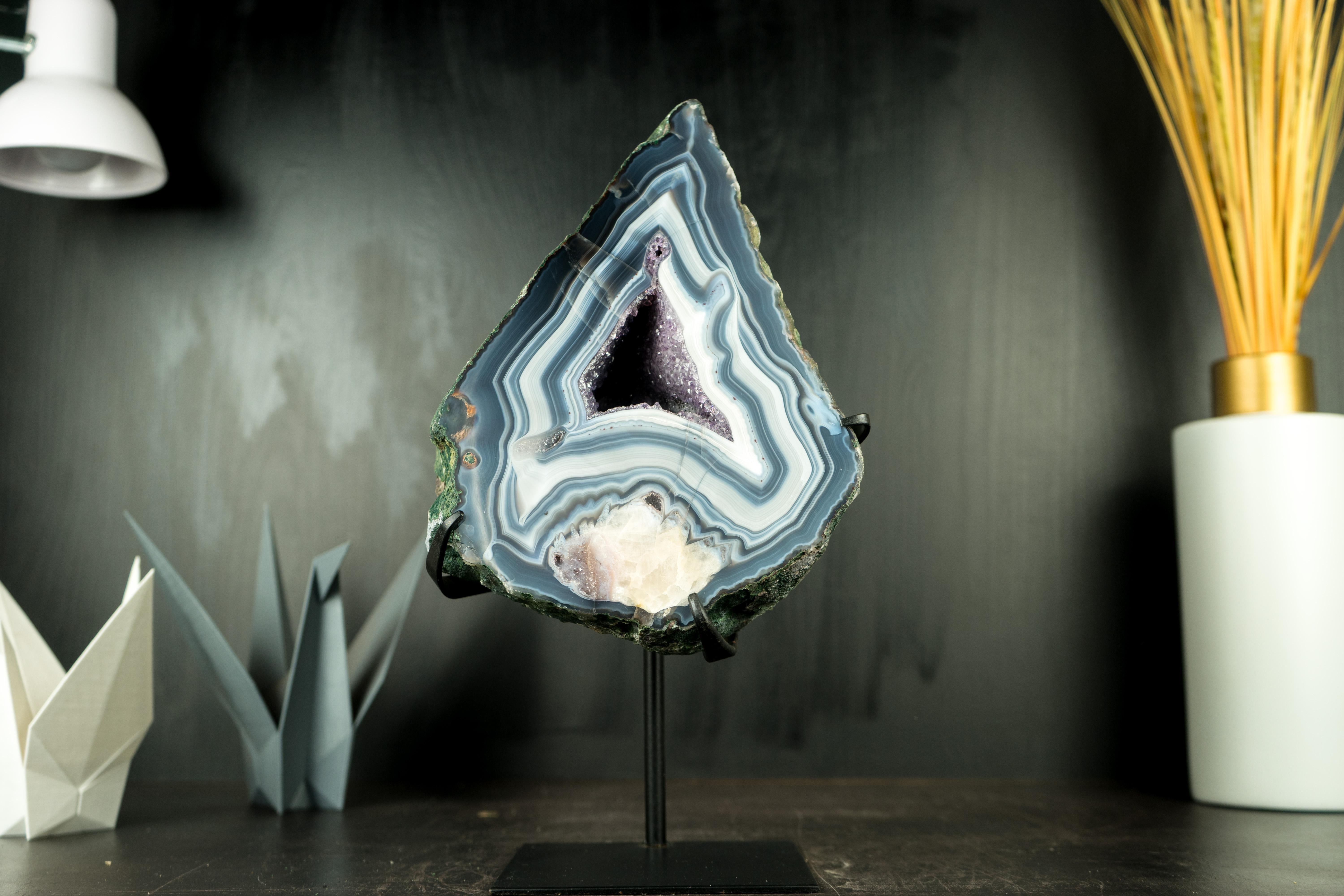 A Collectors Blue and White Lace Agate with Calcite Flower Inclusion  For Sale 4