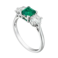 Ein Ring mit drei Steinen: einem kolumbianischen Smaragd und Diamanten