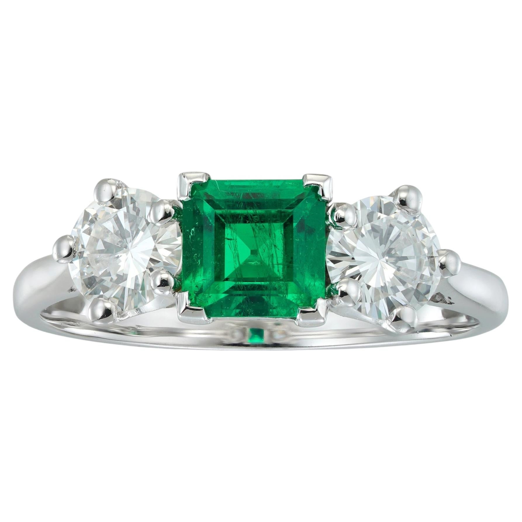 Un anillo colombiano con tres piedras: una esmeralda y dos diamantes
