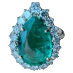 Un anello con diamante pera colombiano da 3,64 carati