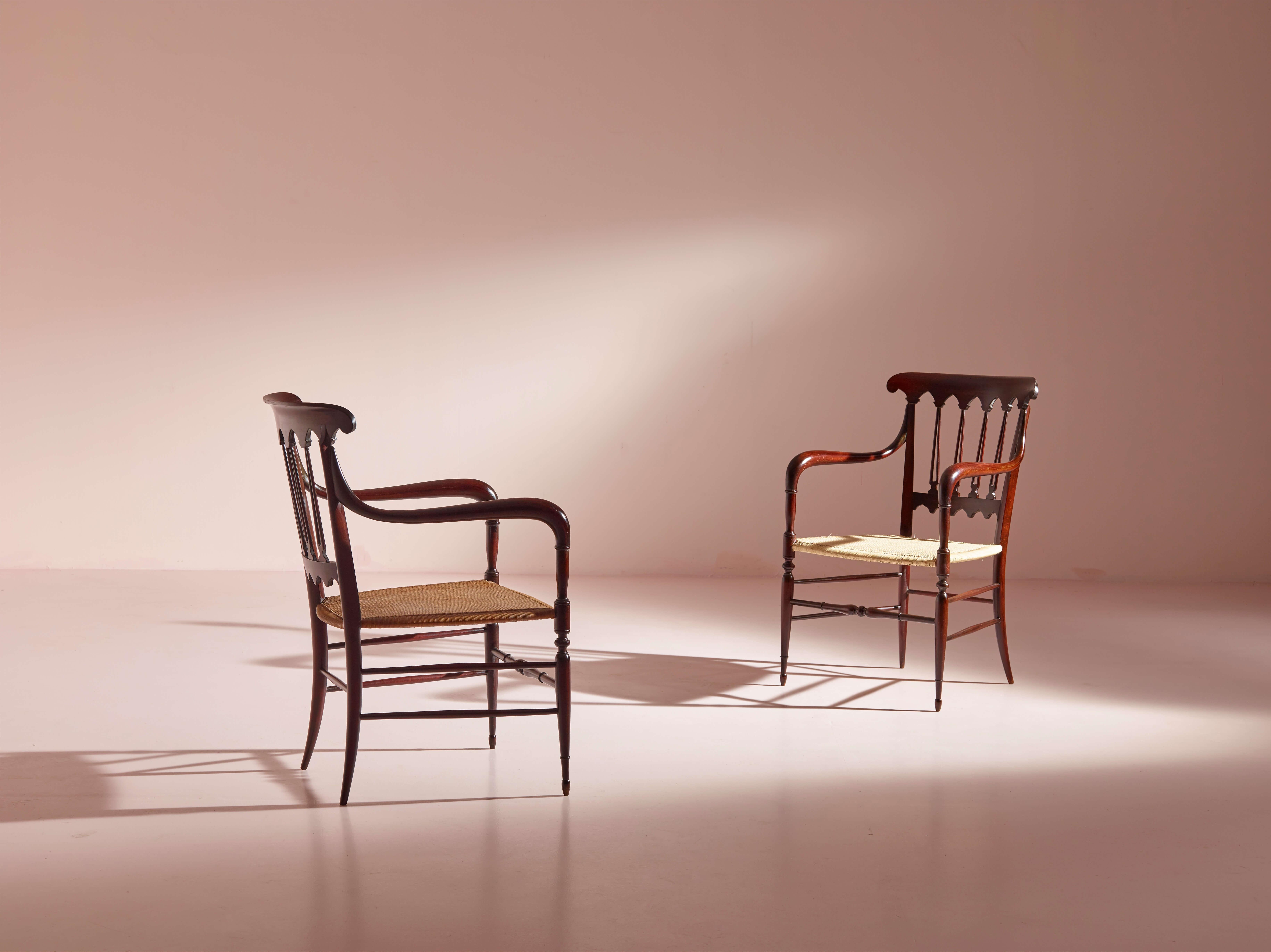 Un élégant ensemble de fauteuils, fabriqué par Colombo Sanguineti en Italie dans les années 1950, illustre l'exceptionnel savoir-faire artisanal de l'ébéniste de Chiavari.

Connues sous le nom de modèle 
