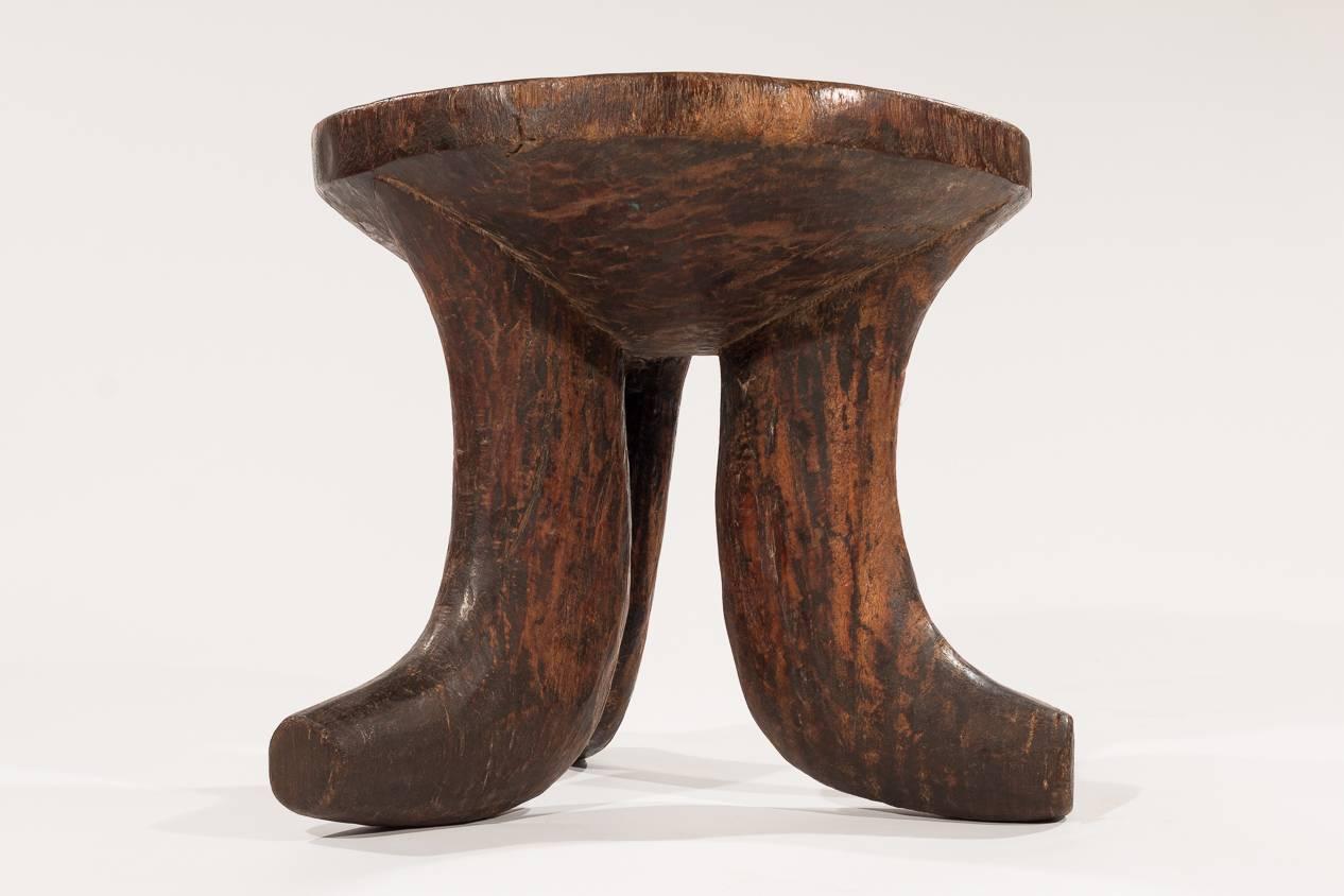Un très bel exemple de ce type de tabouret en provenance d'Éthiopie. Magnifiques proportions et belle surface. Il s'agit d'une sculpture utilitaire.