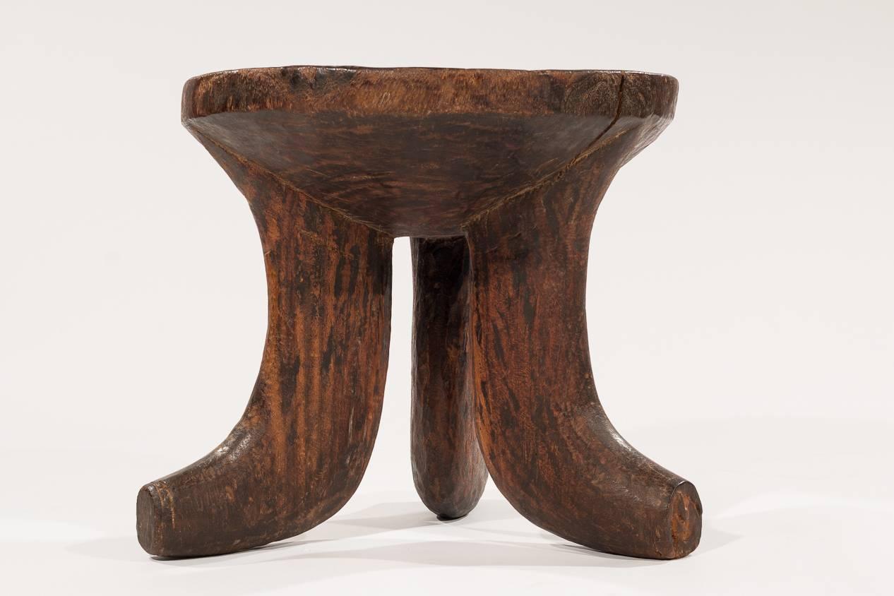 Sculpté à la main Tabouret africain de l'époque coloniale en provenance d'Éthiopie