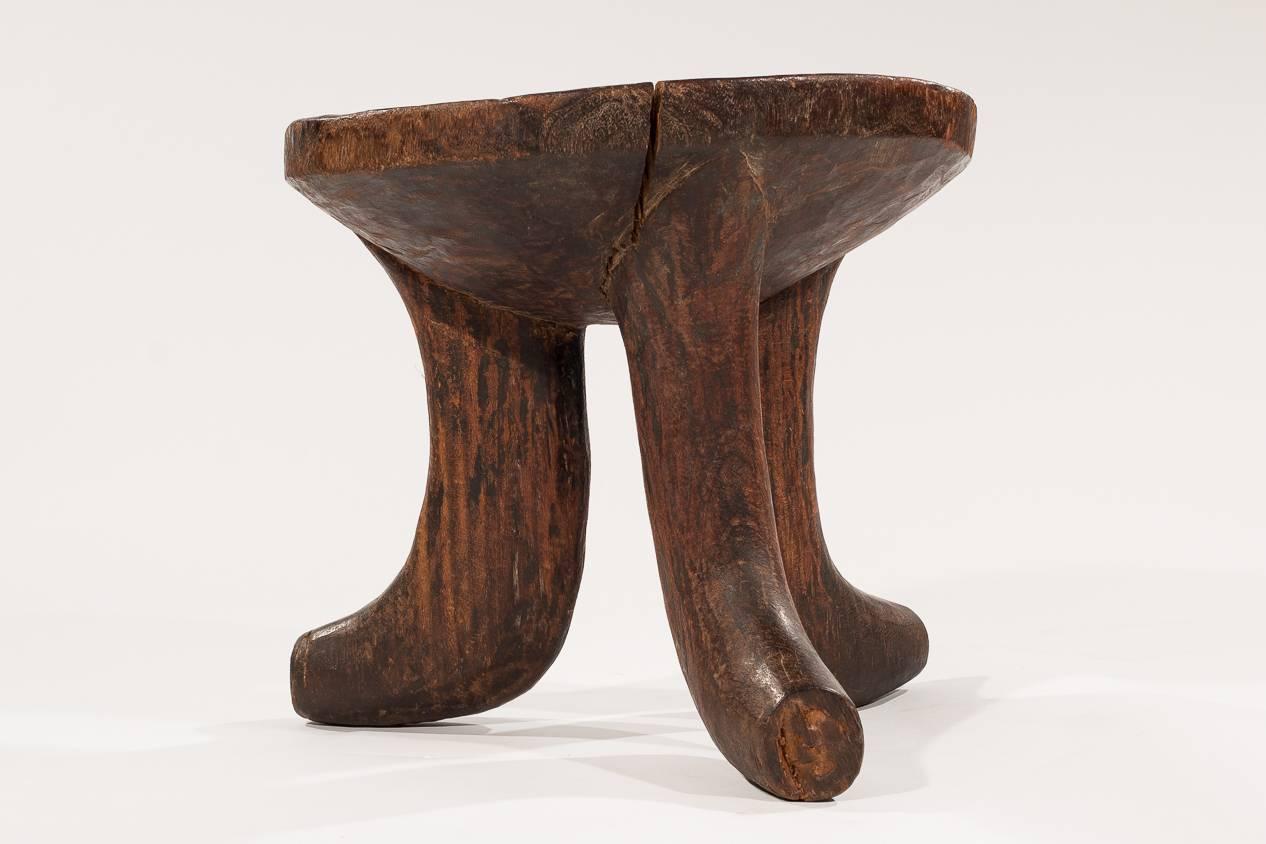 Tabouret africain de l'époque coloniale en provenance d'Éthiopie Bon état à New York, NY