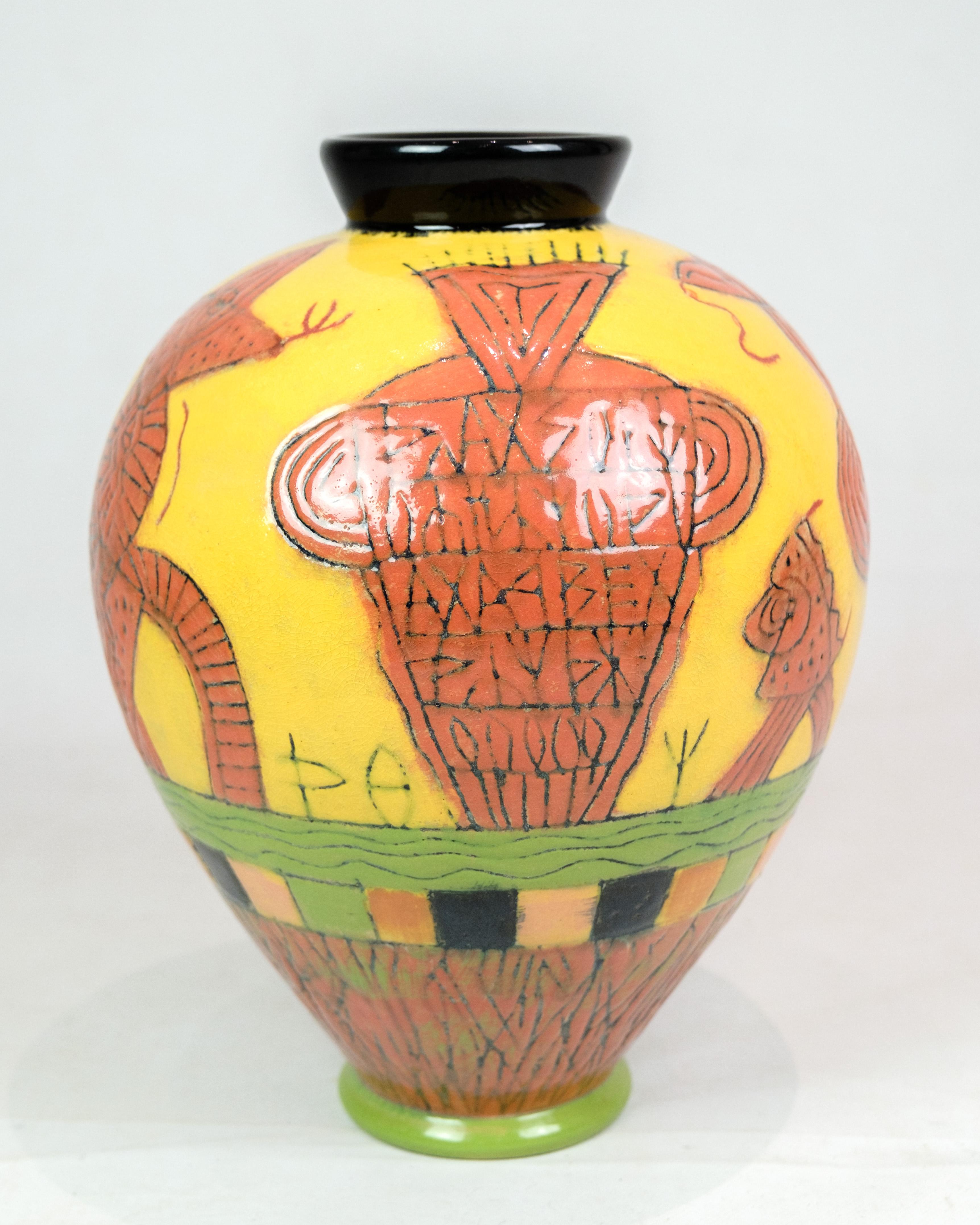 Die von Lene Regius entworfene und handbemalte Vase mit gelber, orangefarbener und grüner Glasur ist ein Kunstwerk, das den Stempel individueller Handwerkskunst und einzigartigen Designs trägt. Die Unterschrift von Lene Regius verleiht dem Werk eine