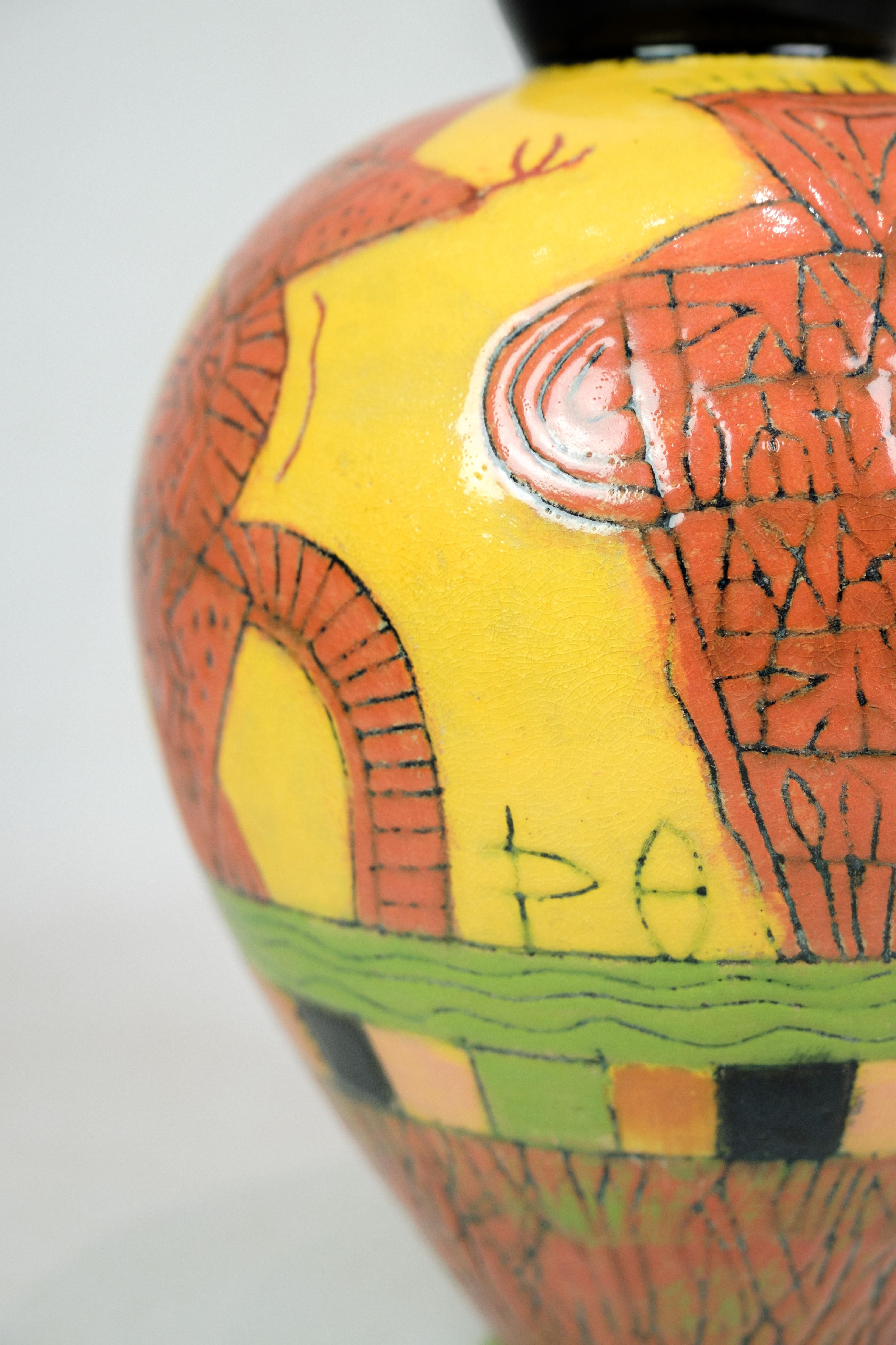 Eine farbenfrohe, handbemalte Vase, entworfen und signiert von Lene Regius (Moderne der Mitte des Jahrhunderts) im Angebot