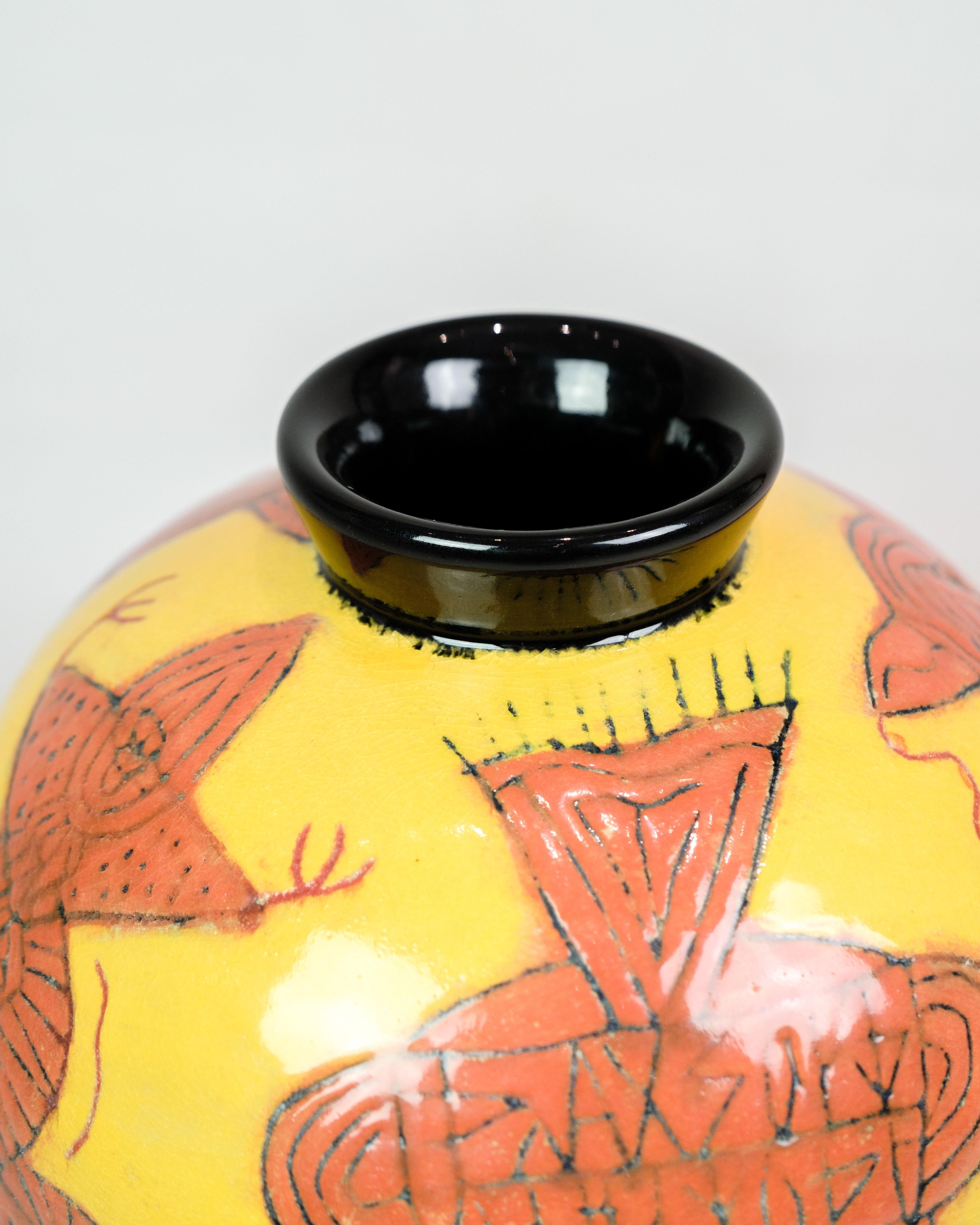 Eine farbenfrohe, handbemalte Vase, entworfen und signiert von Lene Regius (Dänisch) im Angebot