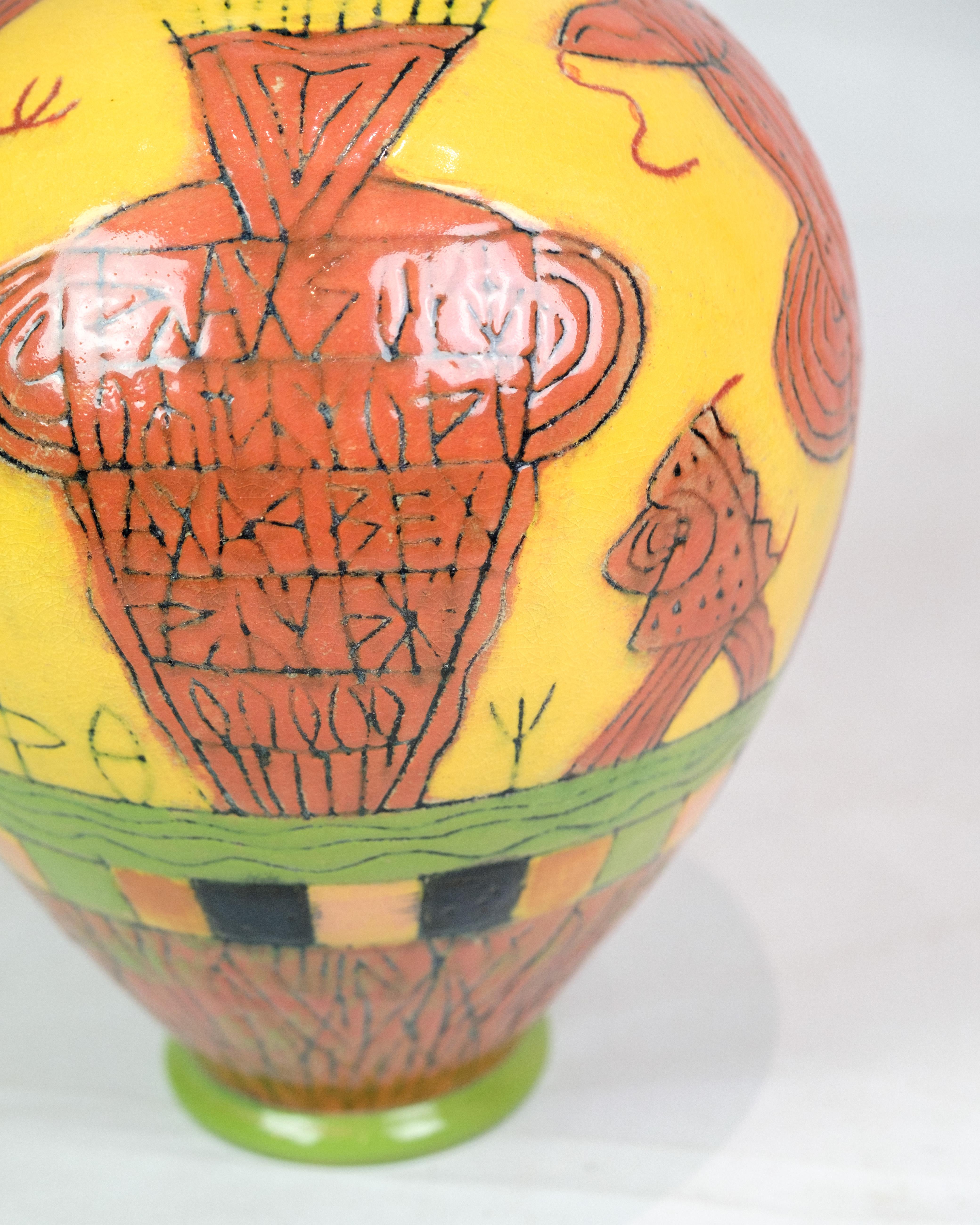 Eine farbenfrohe, handbemalte Vase, entworfen und signiert von Lene Regius im Zustand „Gut“ im Angebot in Lejre, DK