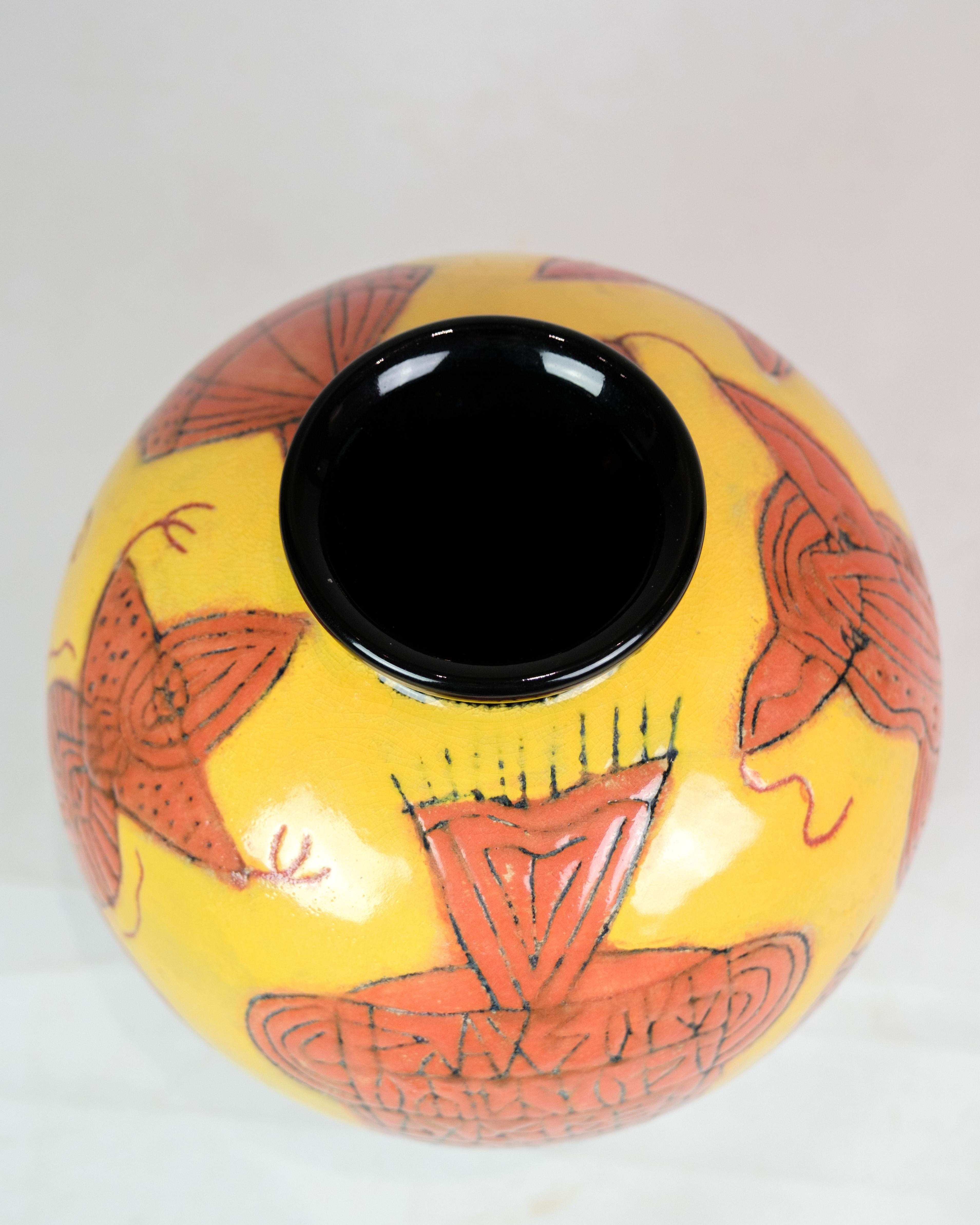 Eine farbenfrohe, handbemalte Vase, entworfen und signiert von Lene Regius (21. Jahrhundert und zeitgenössisch) im Angebot