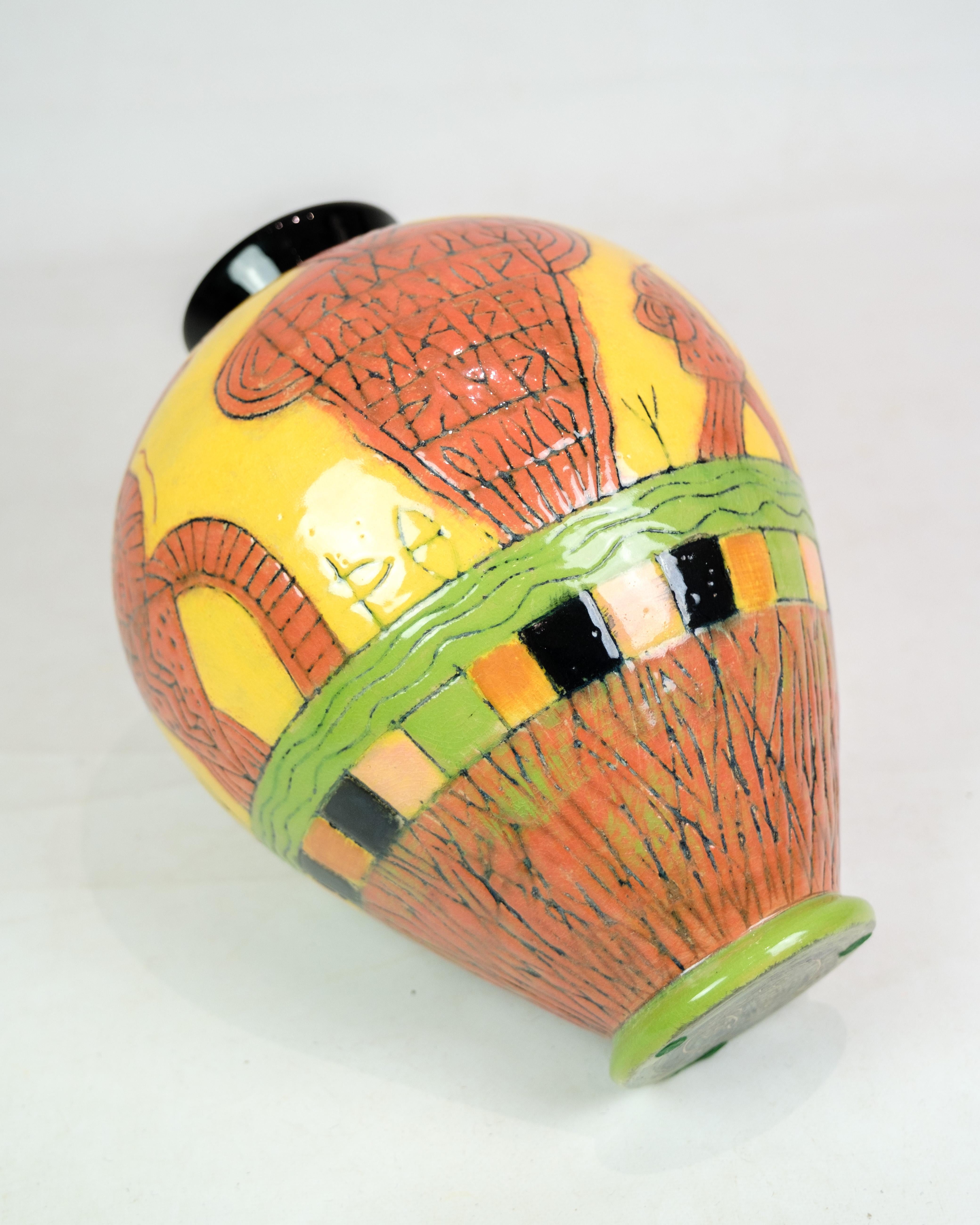 Eine farbenfrohe, handbemalte Vase, entworfen und signiert von Lene Regius (Keramik) im Angebot