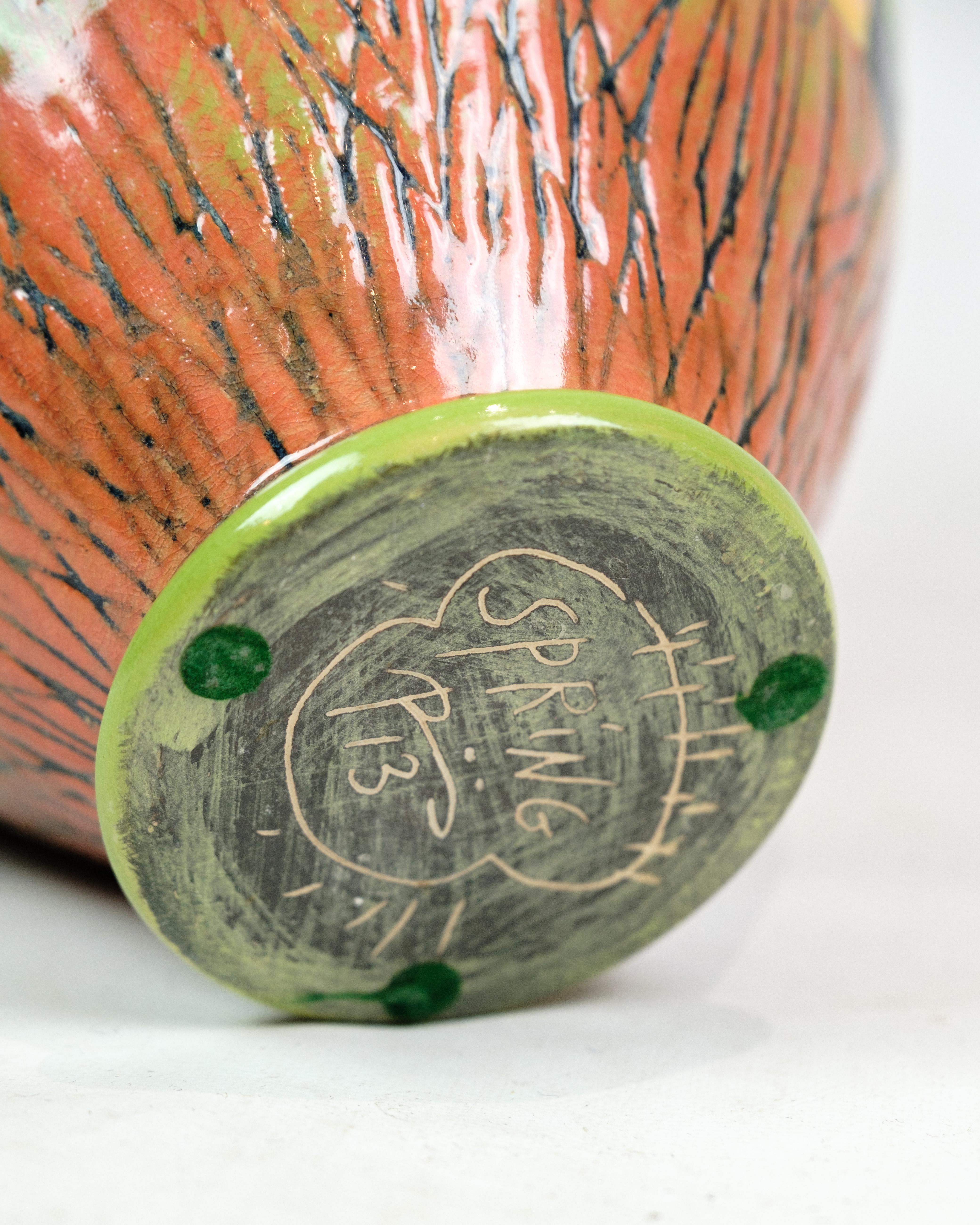 Eine farbenfrohe, handbemalte Vase, entworfen und signiert von Lene Regius im Angebot 1