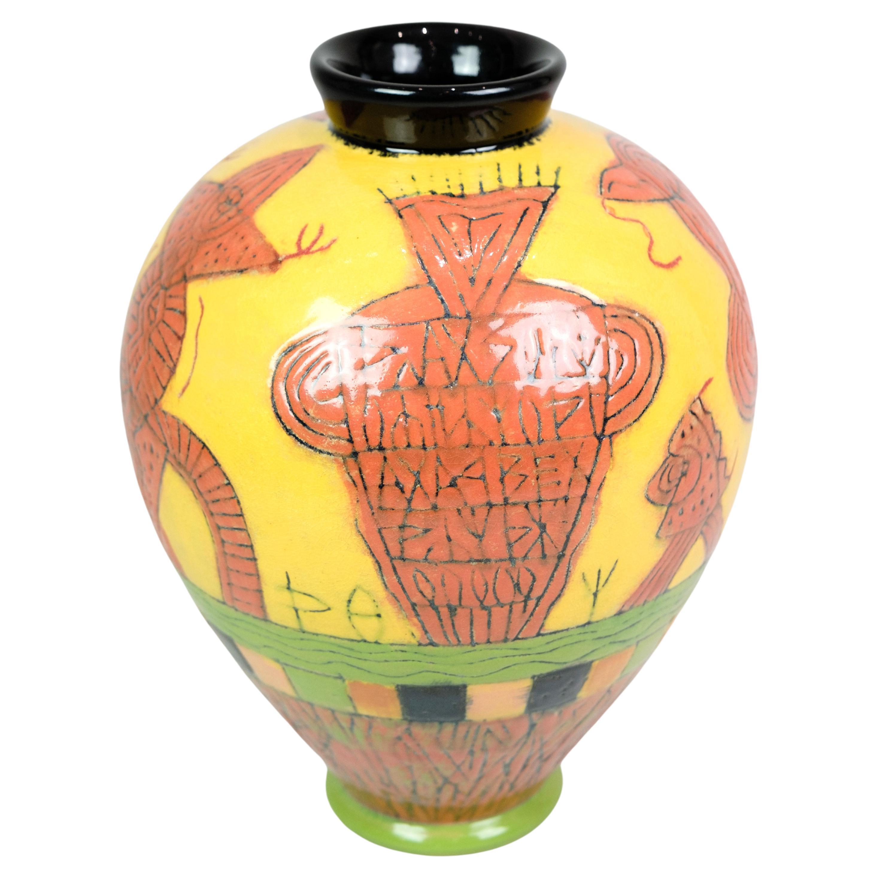 Eine farbenfrohe, handbemalte Vase, entworfen und signiert von Lene Regius