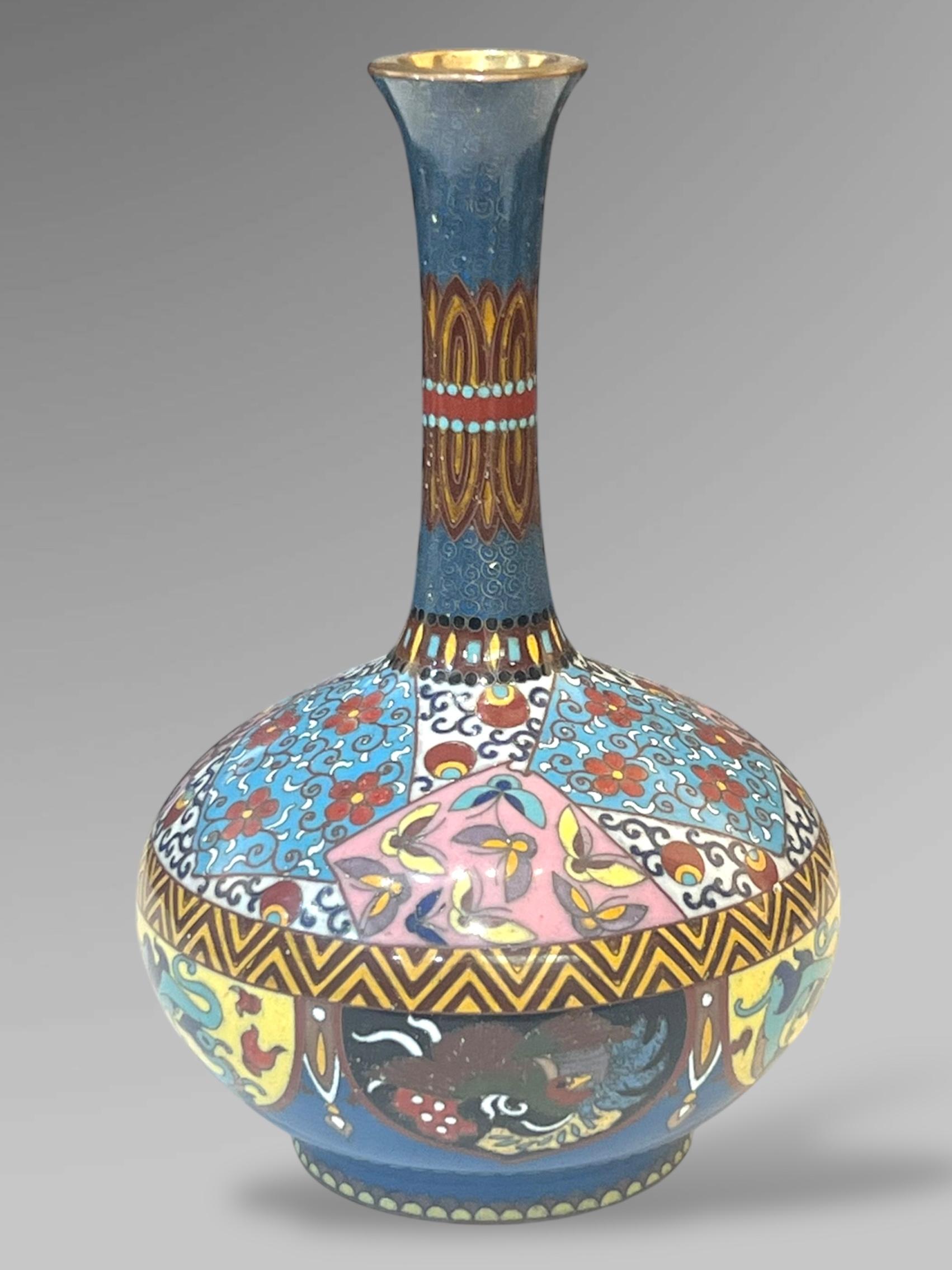 A Colourful Japanese  Cloisonné Enamel Vase. Meiji period For Sale 5