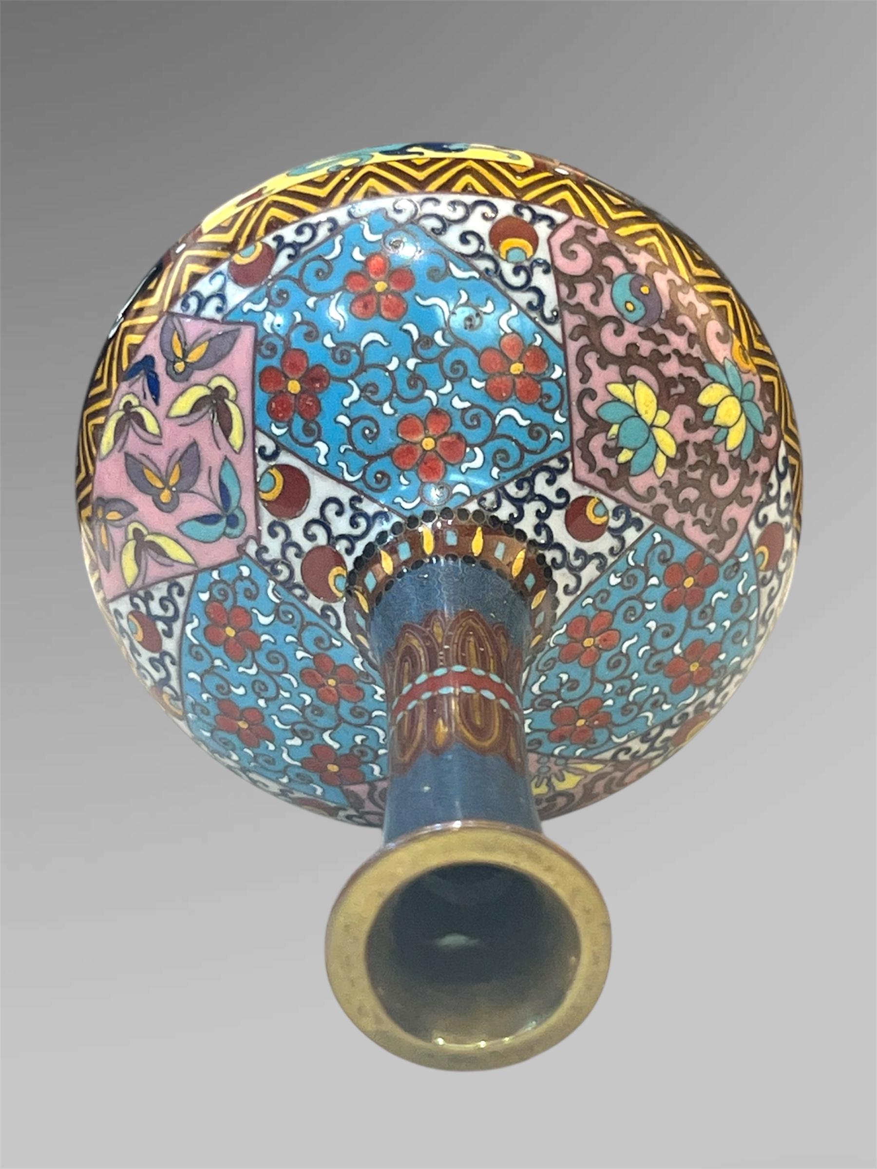 A Colourful Japanese  Cloisonné Enamel Vase. Meiji period For Sale 7