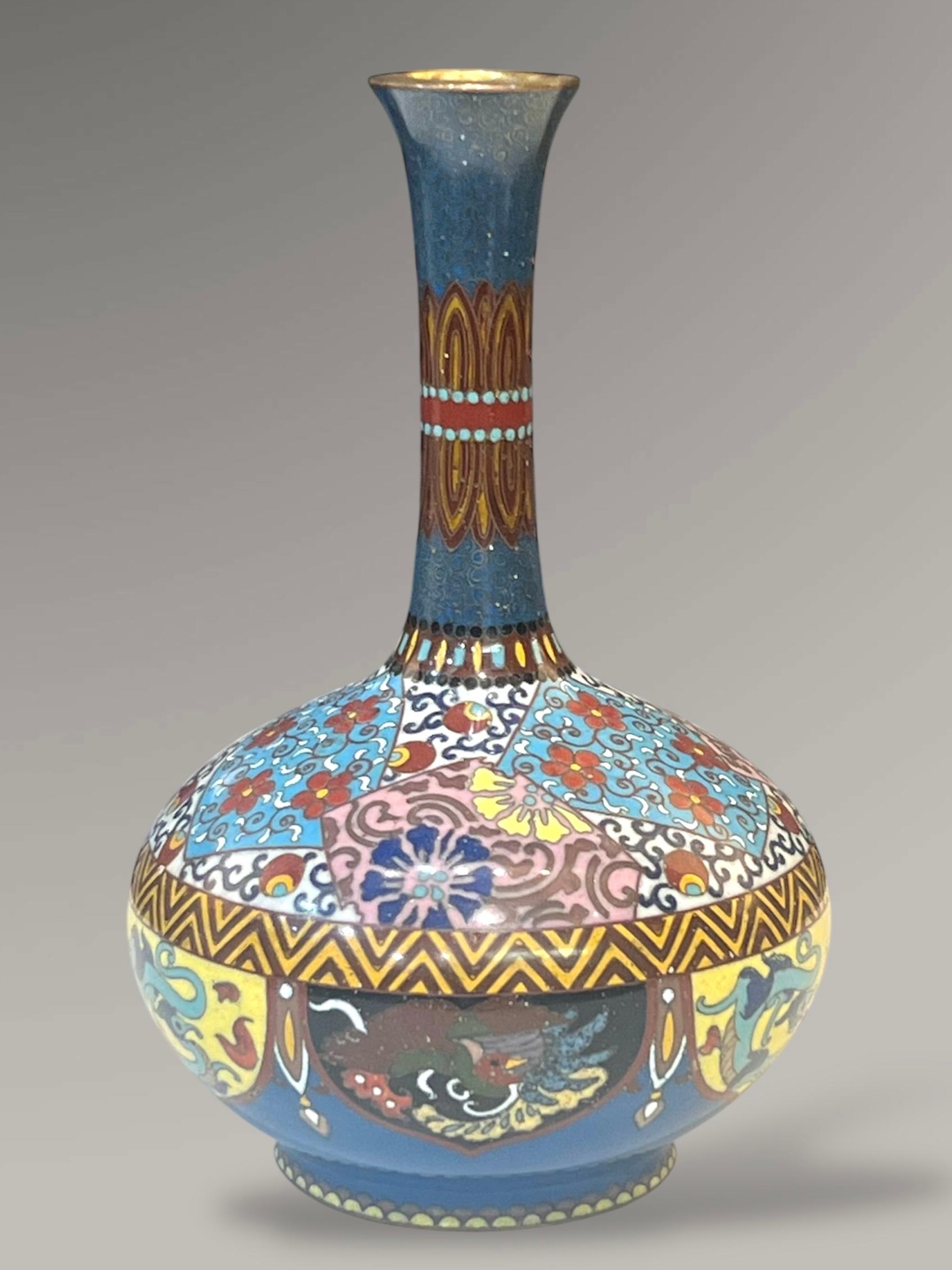 A Colourful Japanese  Cloisonné Enamel Vase. Meiji period For Sale 1