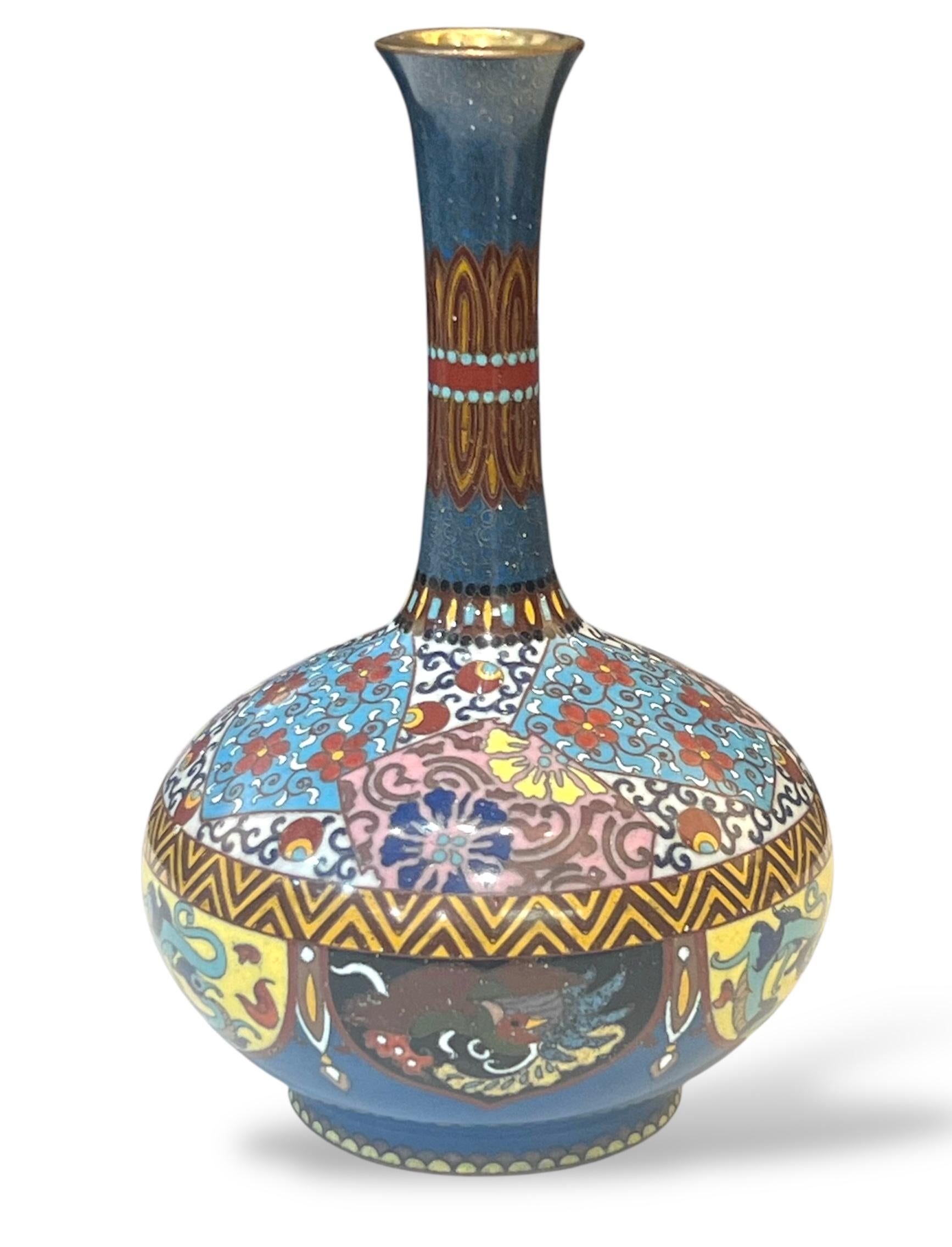 A Colourful Japanese  Cloisonné Enamel Vase. Meiji period For Sale 3