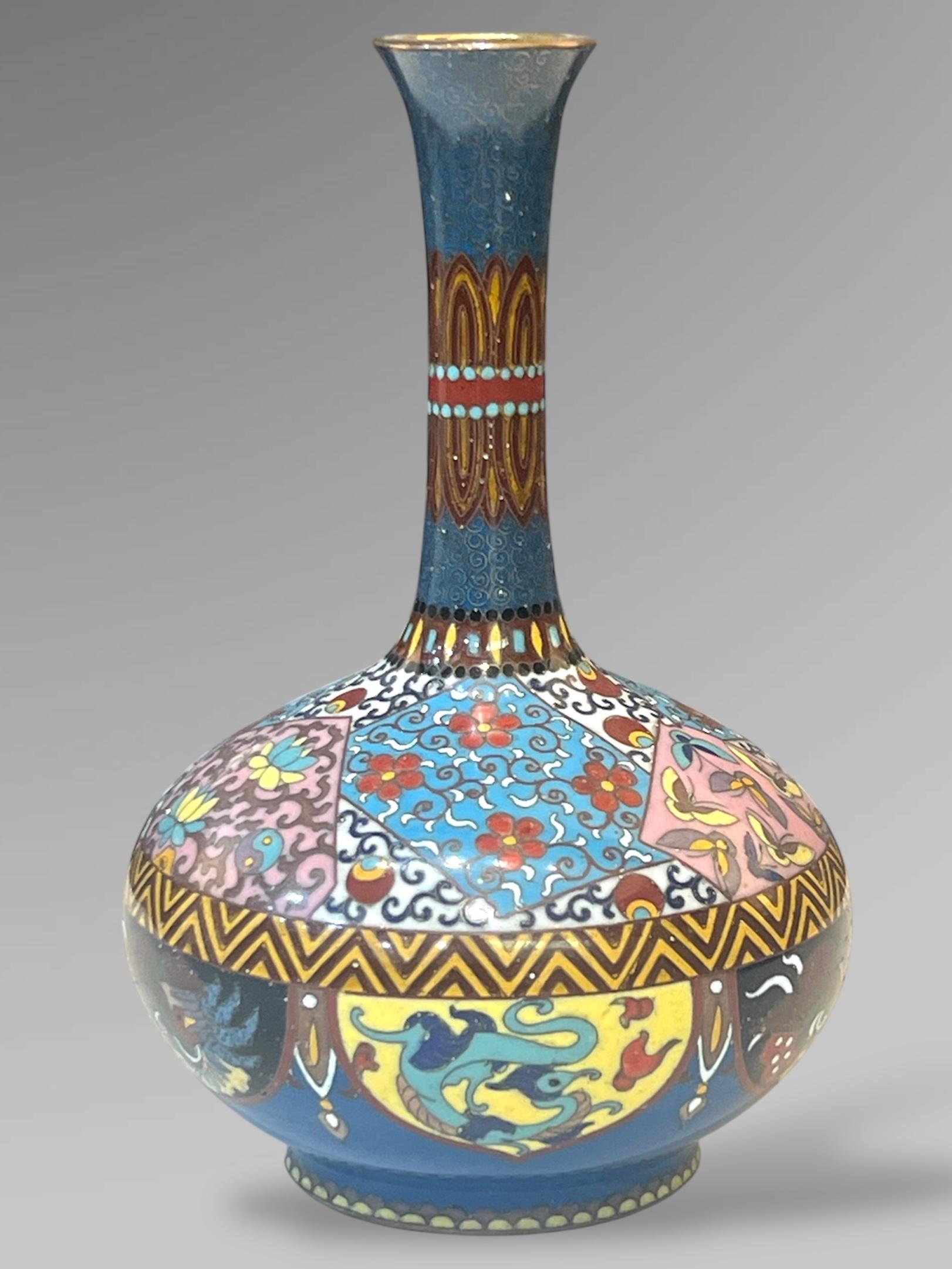 A Colourful Japanese  Cloisonné Enamel Vase. Meiji period For Sale 4