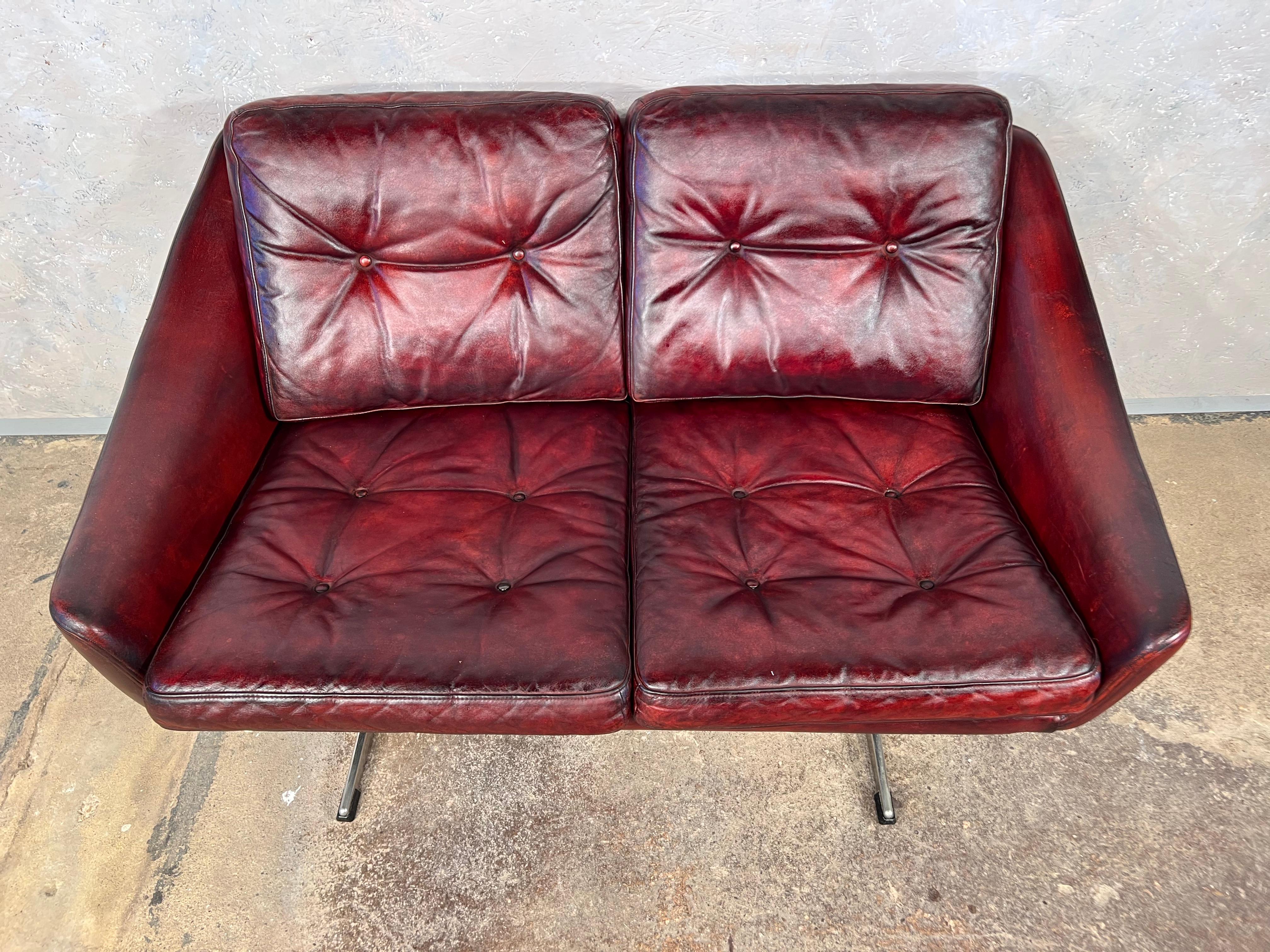 A Vintage Danish 70s two seater leather sofa.

A Very compact Two seater, great design and shape, with a fantastic hand dyed patinated chestnut colour, hand polished and restored.

In excellent vintage restored condition.

Viewings welcome at