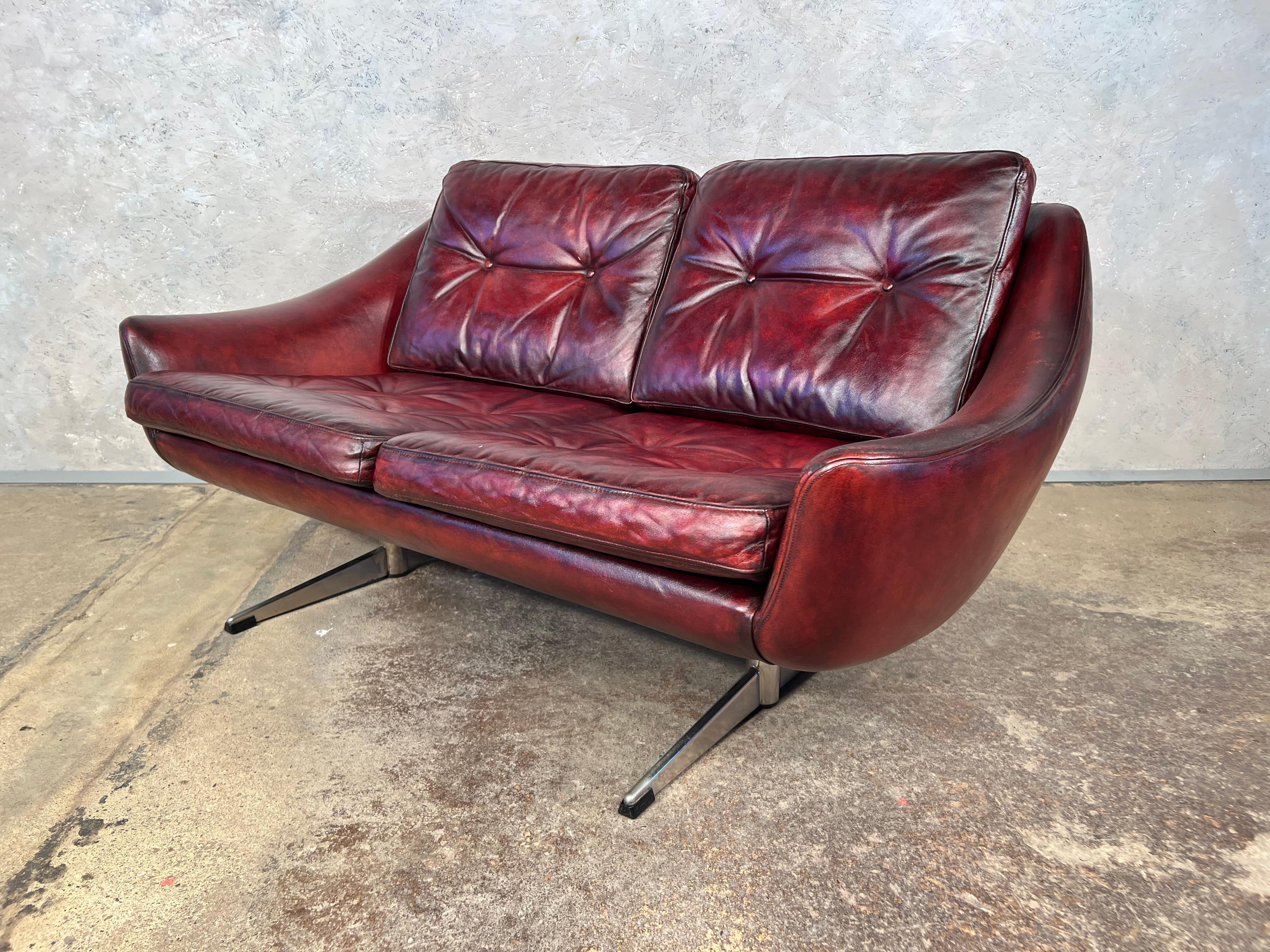 Compact Vintage Danish 70s Chestnut Two Seater Leather Sofa #519 In Good Condition In Lewes, GB