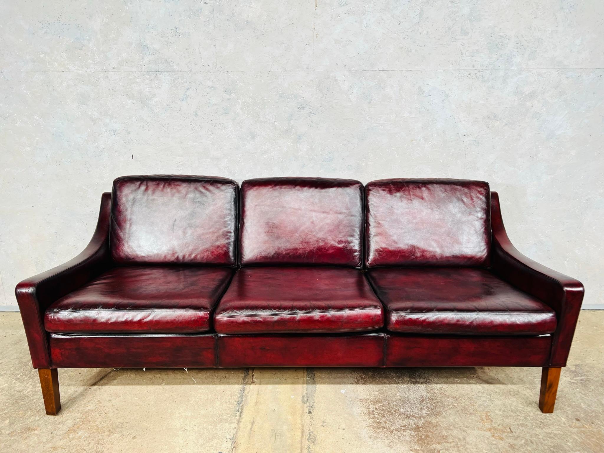 Canapé trois places en cuir vintage danois des années 70.

Un trois places compact, au design et à la forme remarquables, avec une fantastique couleur rouge profond patinée à la main, le cuir a une belle patine et une belle finition.

Les visites