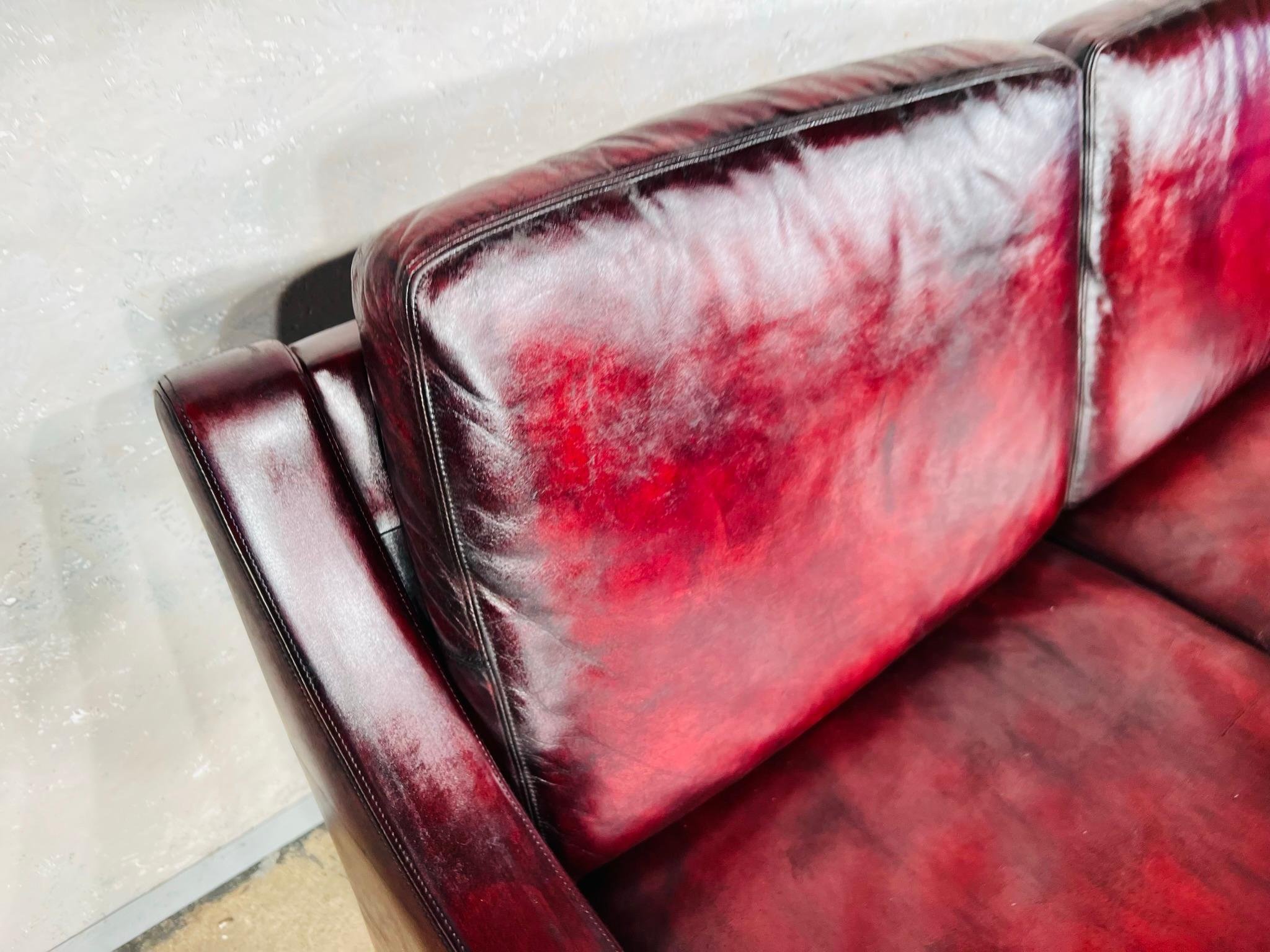 20ième siècle Un canapé danois compact en cuir rouge profond à trois mers des années 70 n°670 en vente