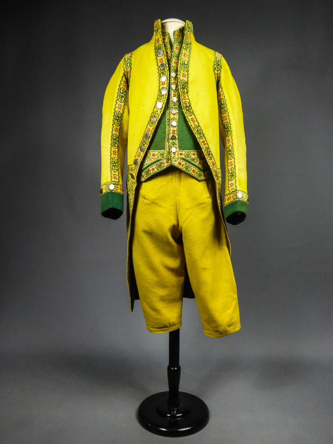 Circa 1780
Spain (?) 

Frock coat, waistcoat and breeches in yellow and green woolen thick cloth from a castle livery. The french Diderot's encyclopedia named as Ratine this kind of thick haired wool. Complete with its thirty polished steel buttons