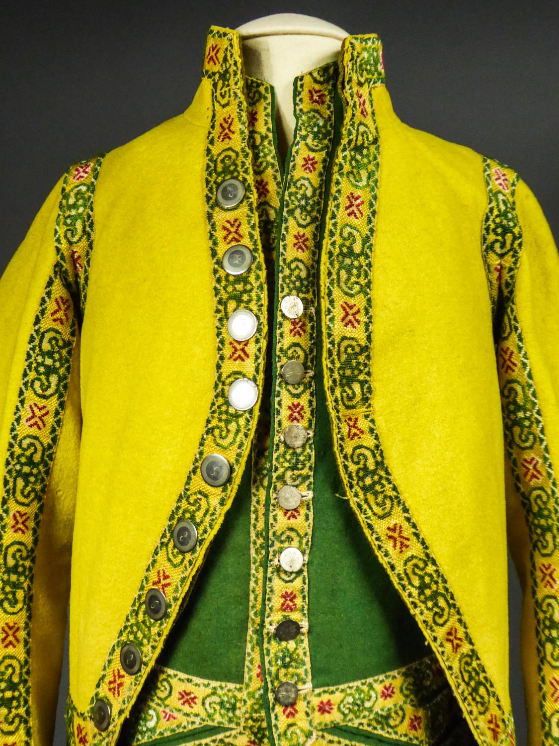 A Complete Woolen and Appliqué Ribbons Livery Frock Coat - Spain Circa 1780 In Good Condition In Toulon, FR