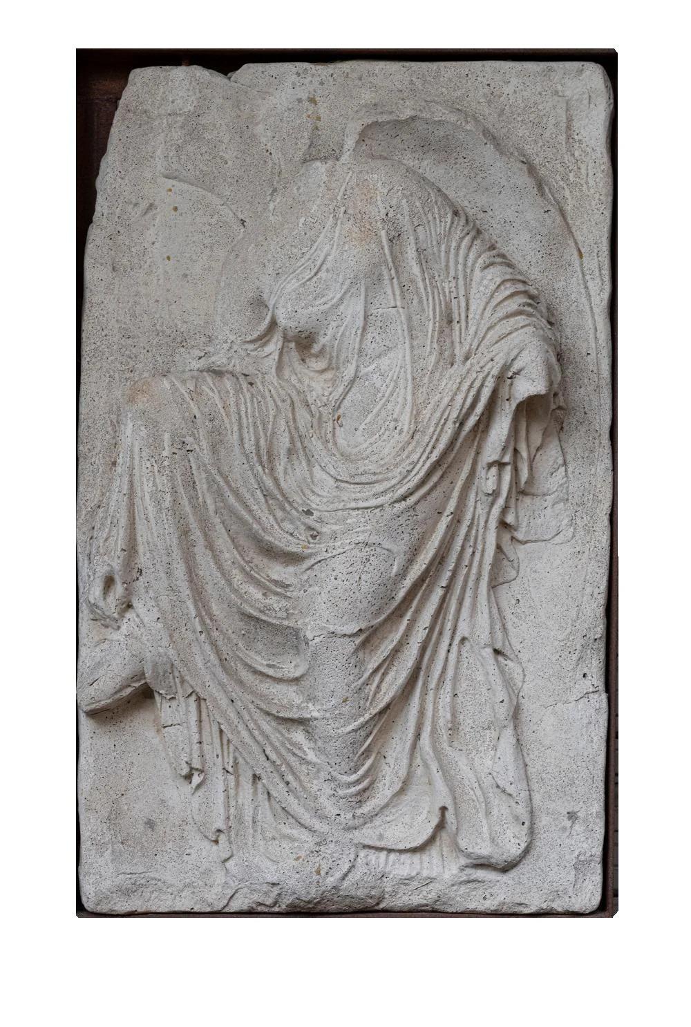 A. Stone Nike-Plakette mit Eisensockel

Beschreibung:
Nach der originalen Marmorreliefplatte der stehenden Nike, die ihre Sandale bindet, von der Balustrade des Tempels der Athena Nike auf der Akropolis, Athen. Letztes Viertel des 5. Jahrhunderts v.
