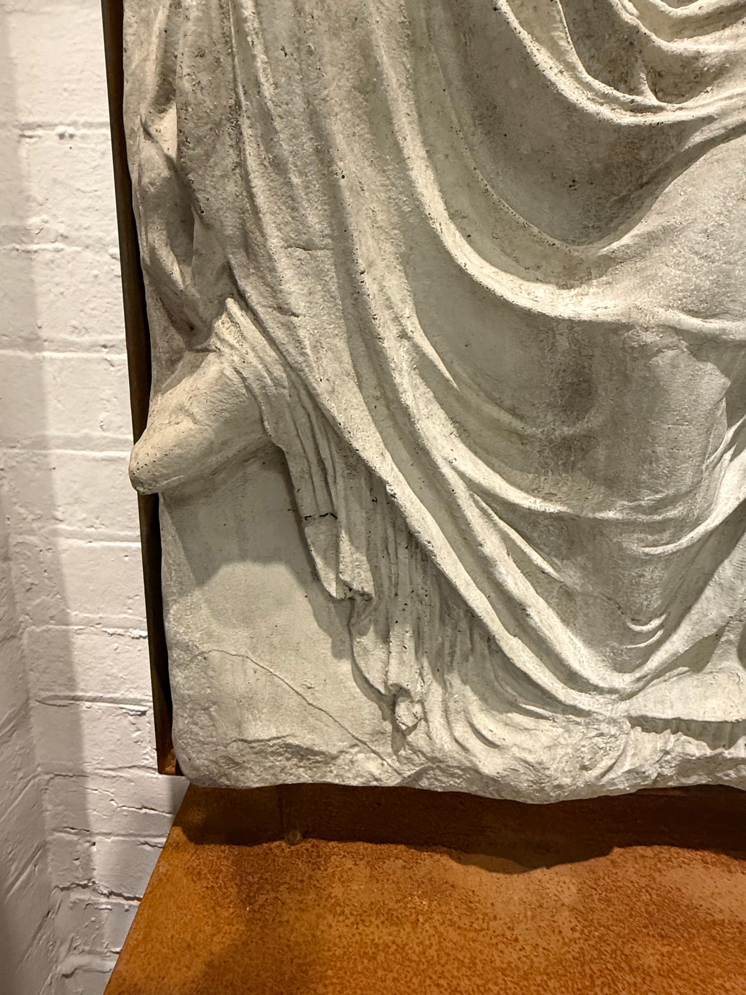 A. Stone Nike-Plakette mit Eisensockel (21. Jahrhundert und zeitgenössisch) im Angebot