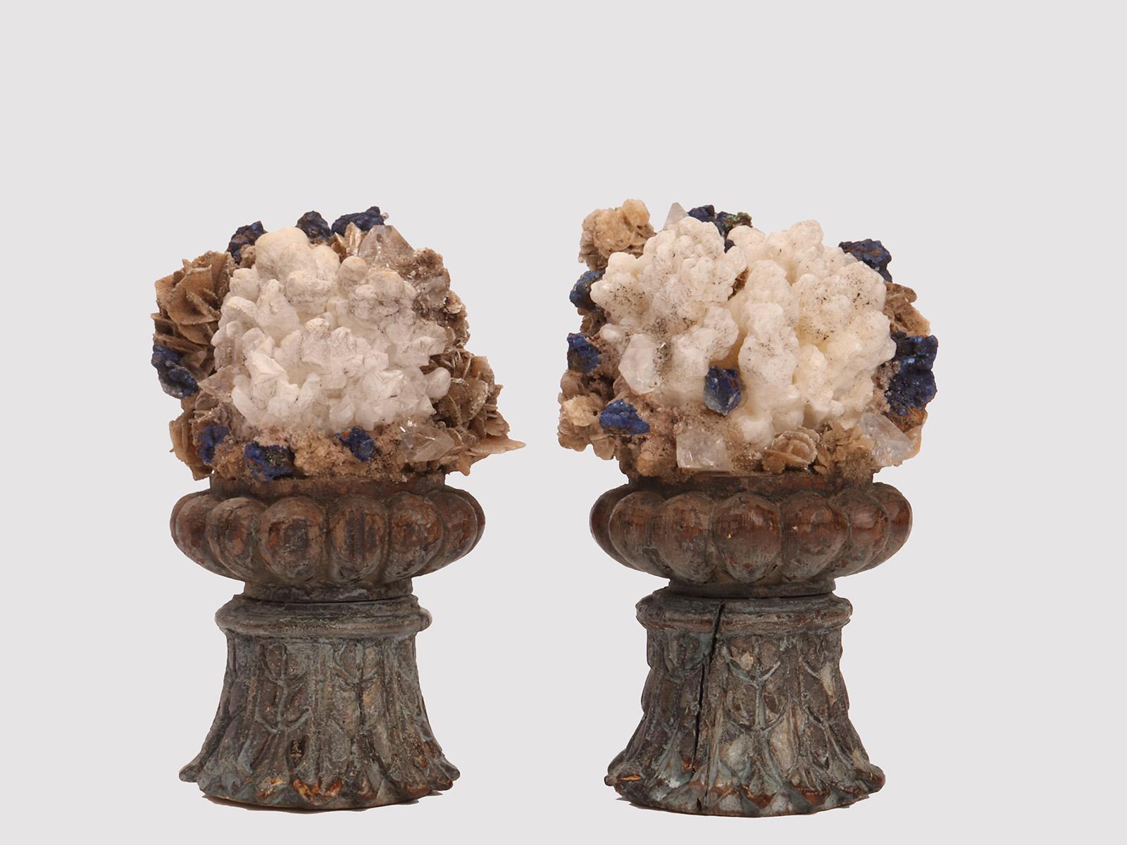 Un spécimen de minéral Naturalia. Paire de druzes en cristaux de fleurs de Calcite, cristaux de roche et quartz blu, montées sur une base en bois sculpté, en forme de vase laqué de couleur verte. Italie vers 1880.