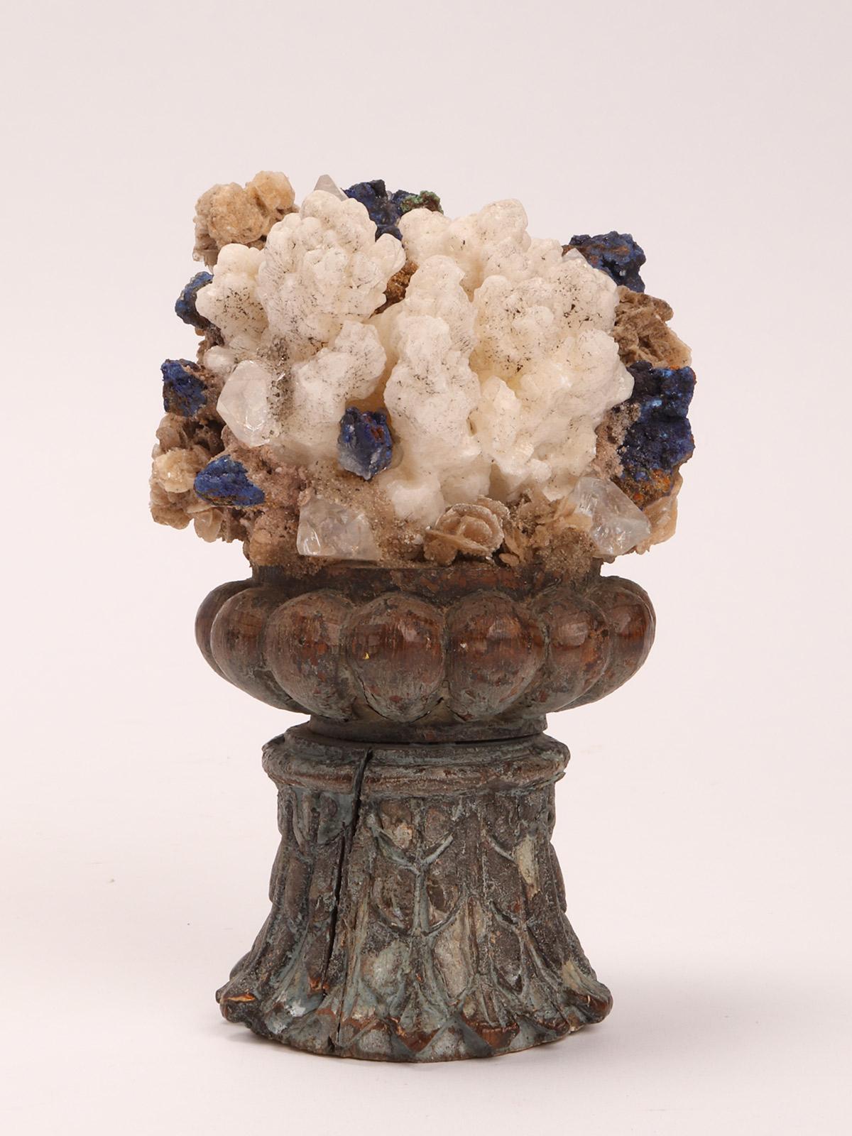 italien Composition de fleurs de calcite, de quartz blu et de cristaux de roche, Italie 1880. en vente