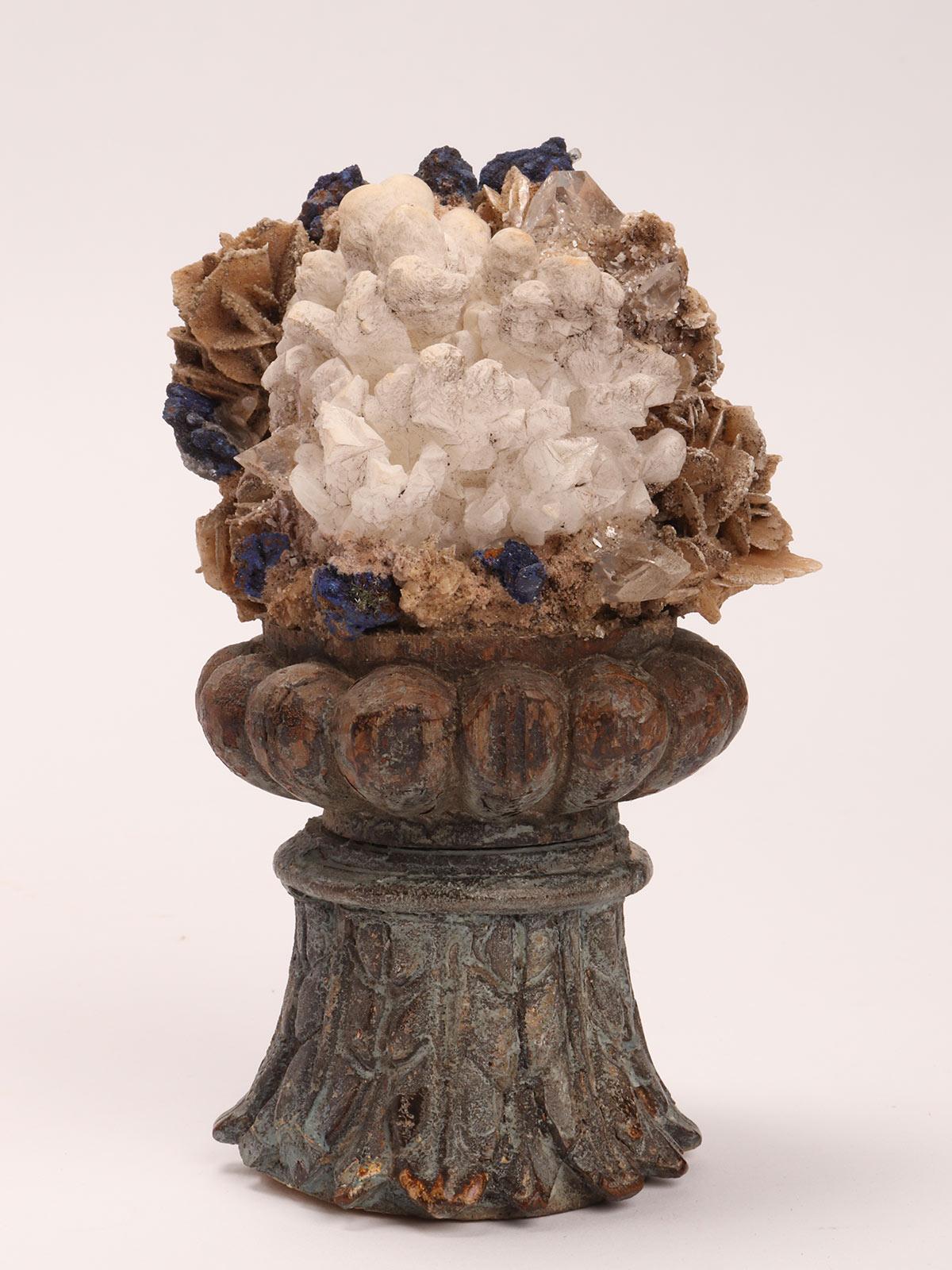 XIX secolo Composizione di fiori di calcite, quarzo blu e cristalli di rocca, Italia 1880. in vendita