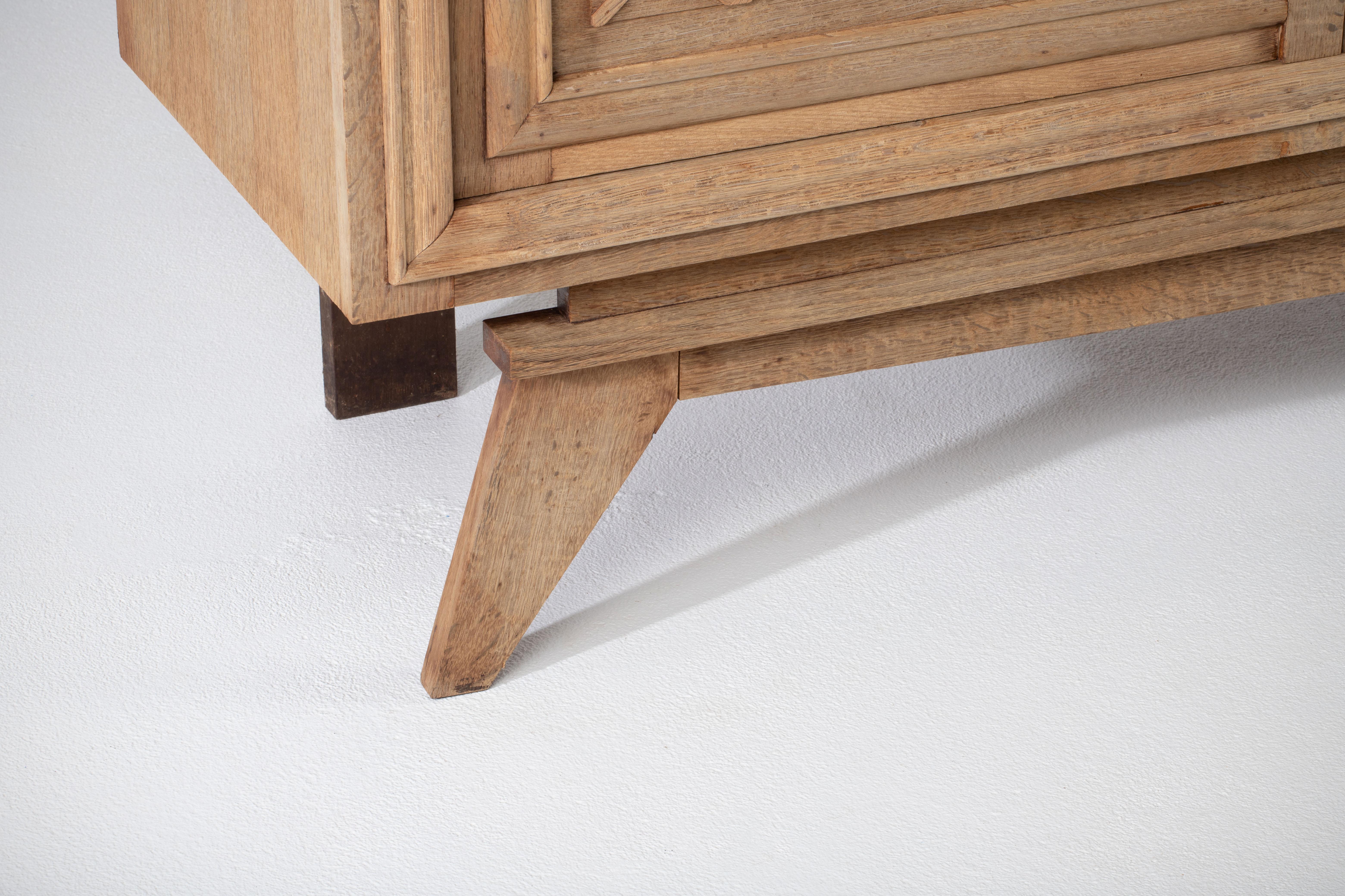 Una composizione di rigore geometrico: Buffet francese con intagli a reticolo in vendita 4