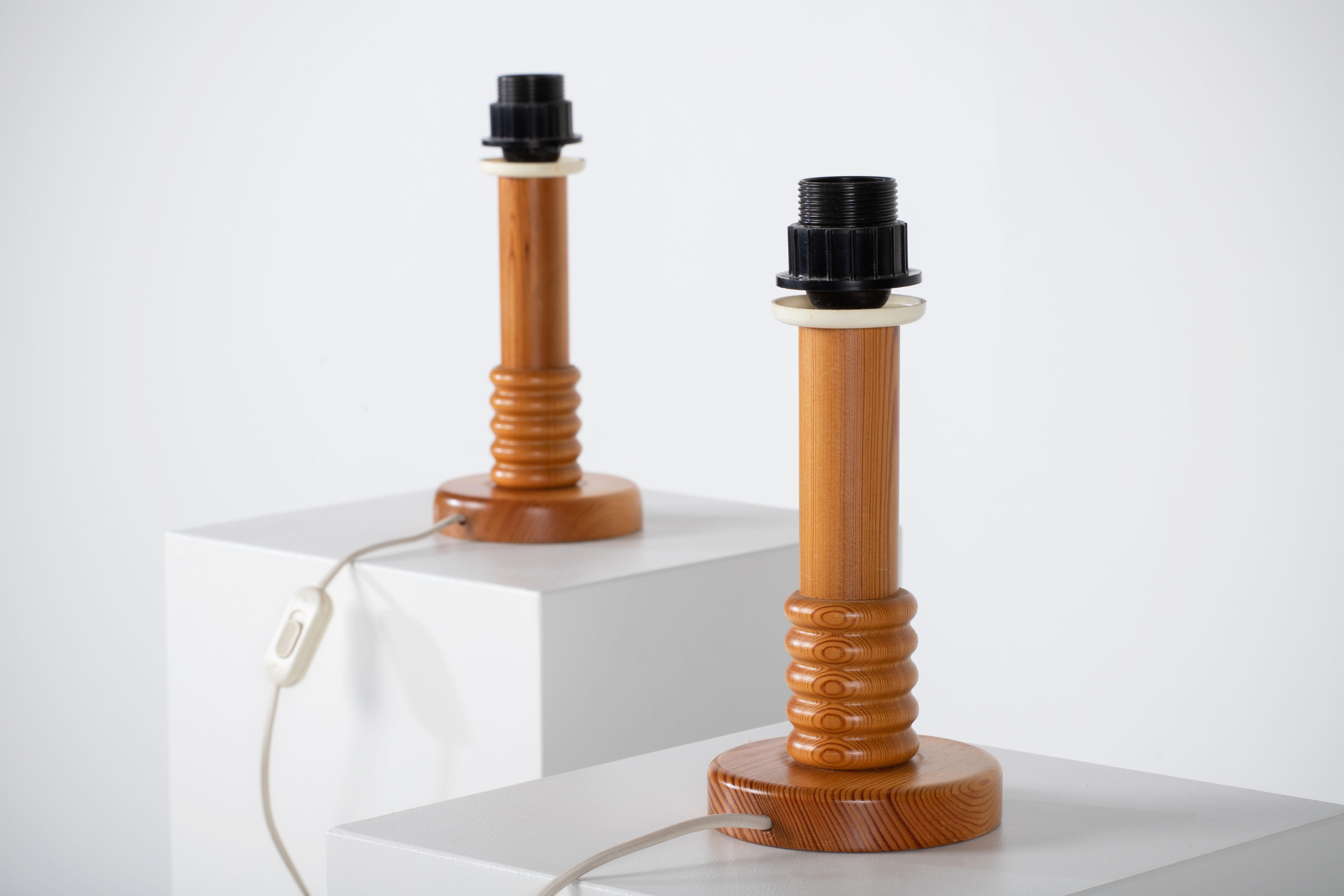 Dieses Paar dänischer Tischlampen ist eine Komposition von stiller Überzeugung und offenbart eine Sprache der skulpturalen Zurückhaltung und gemessenen Proportionen. Sie wurden in den 1960er Jahren aus massivem Kiefernholz gefertigt und zeichnen
