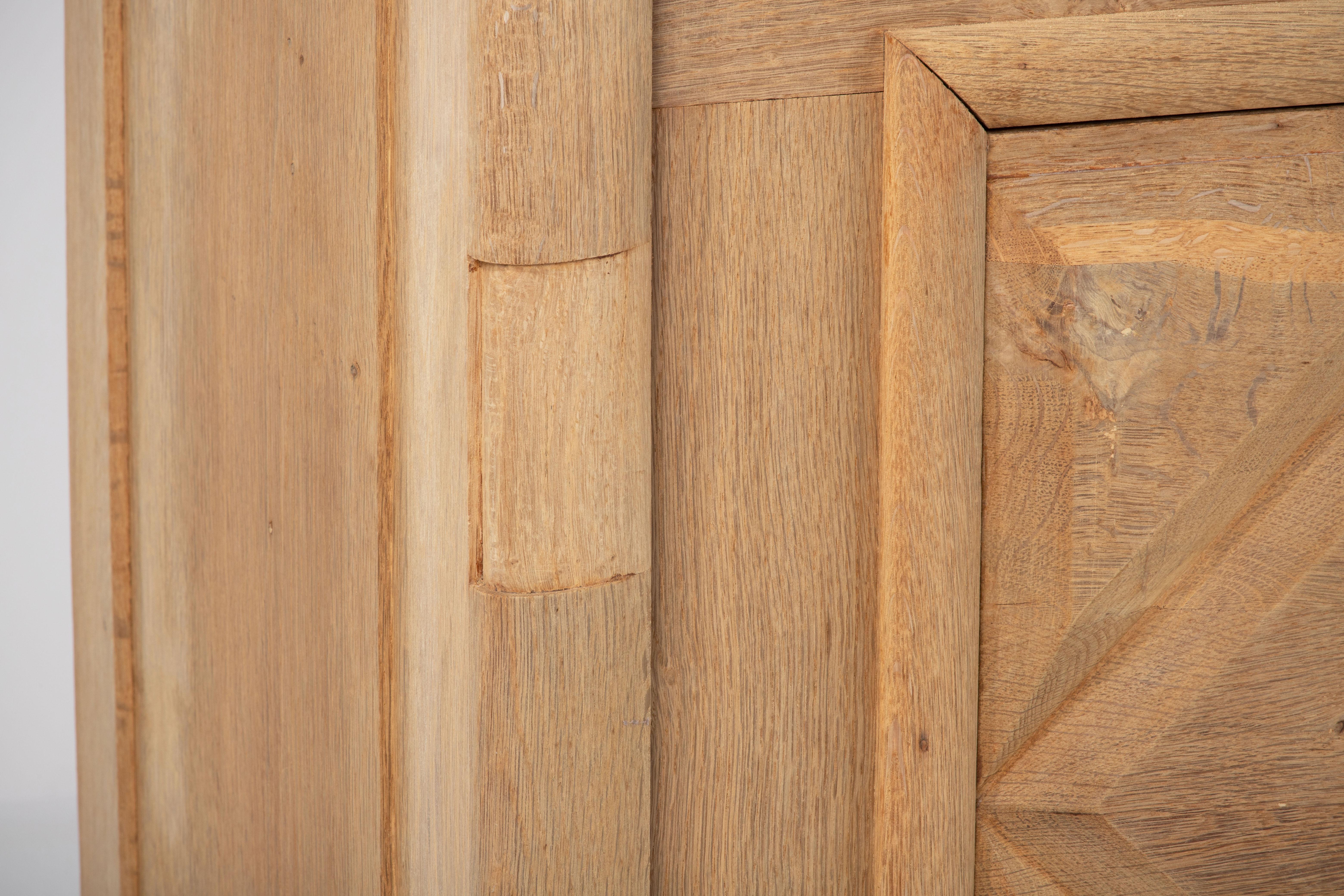 Eine Komposition mit zurückhaltender Geometrie: Französisches Eichenholz-Credenza, 1940er Jahre im Angebot 2