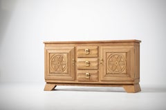 Una Composición de Geometría Rural: Aparador Bretón de Roble Macizo, Normandía