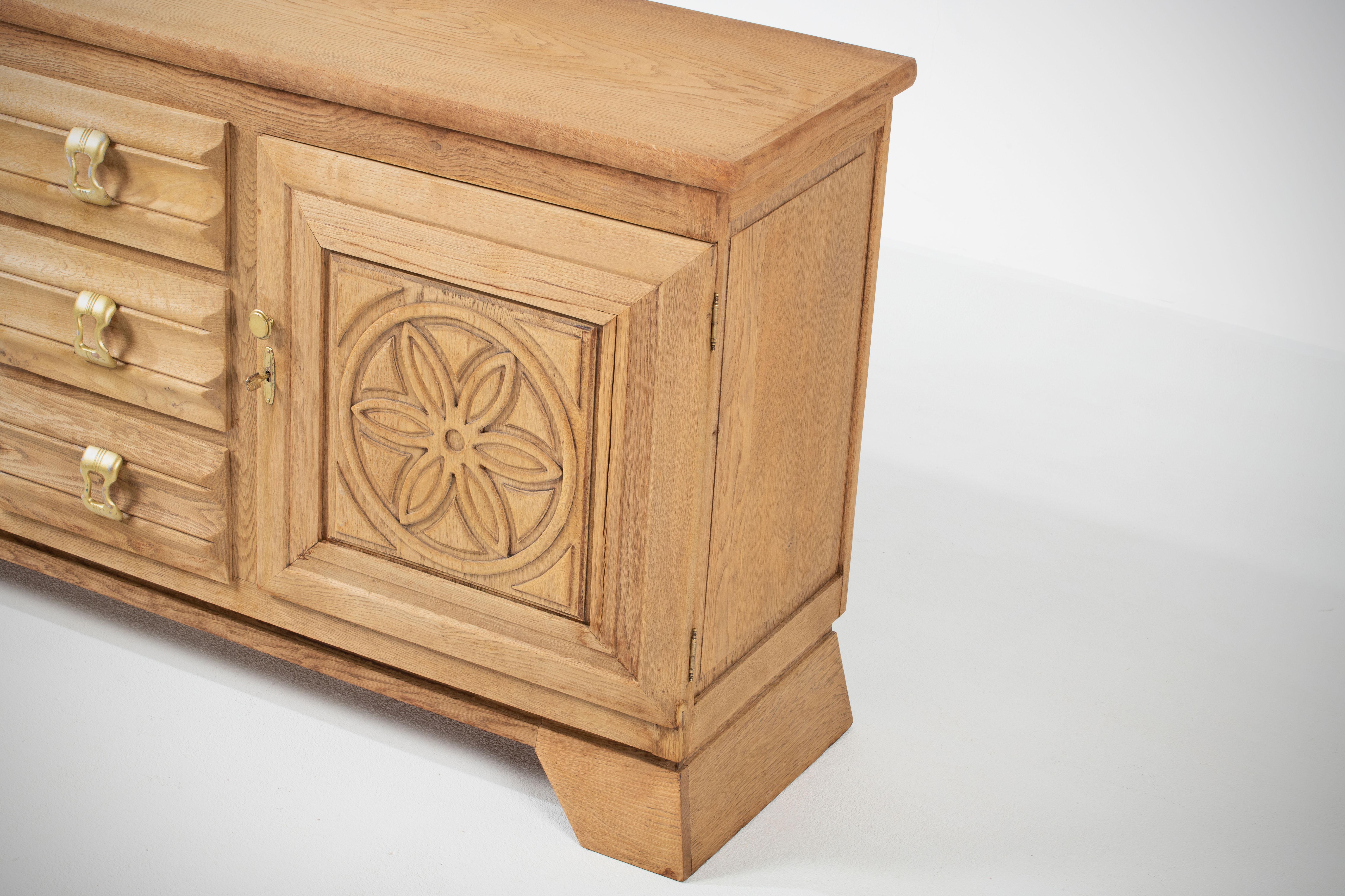 Eine Komposition ländlicher Geometrie: Bretonisches Sideboard aus massiver Eiche, Normandie im Angebot 2