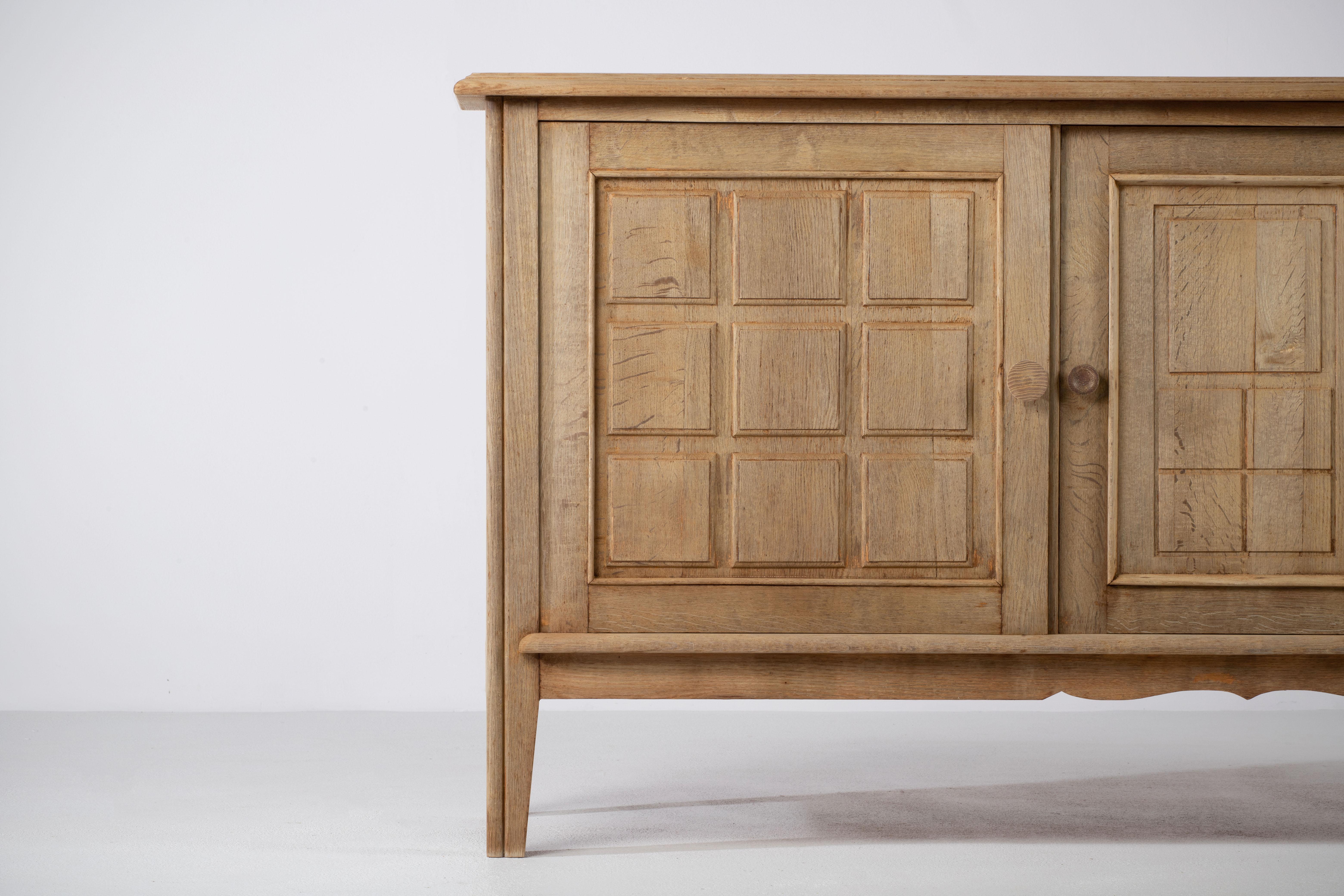Una Composición de Elegancia Rústica: Buffet Francés Blanqueado con Motivos Tallados a Mano mediados del siglo XX en venta