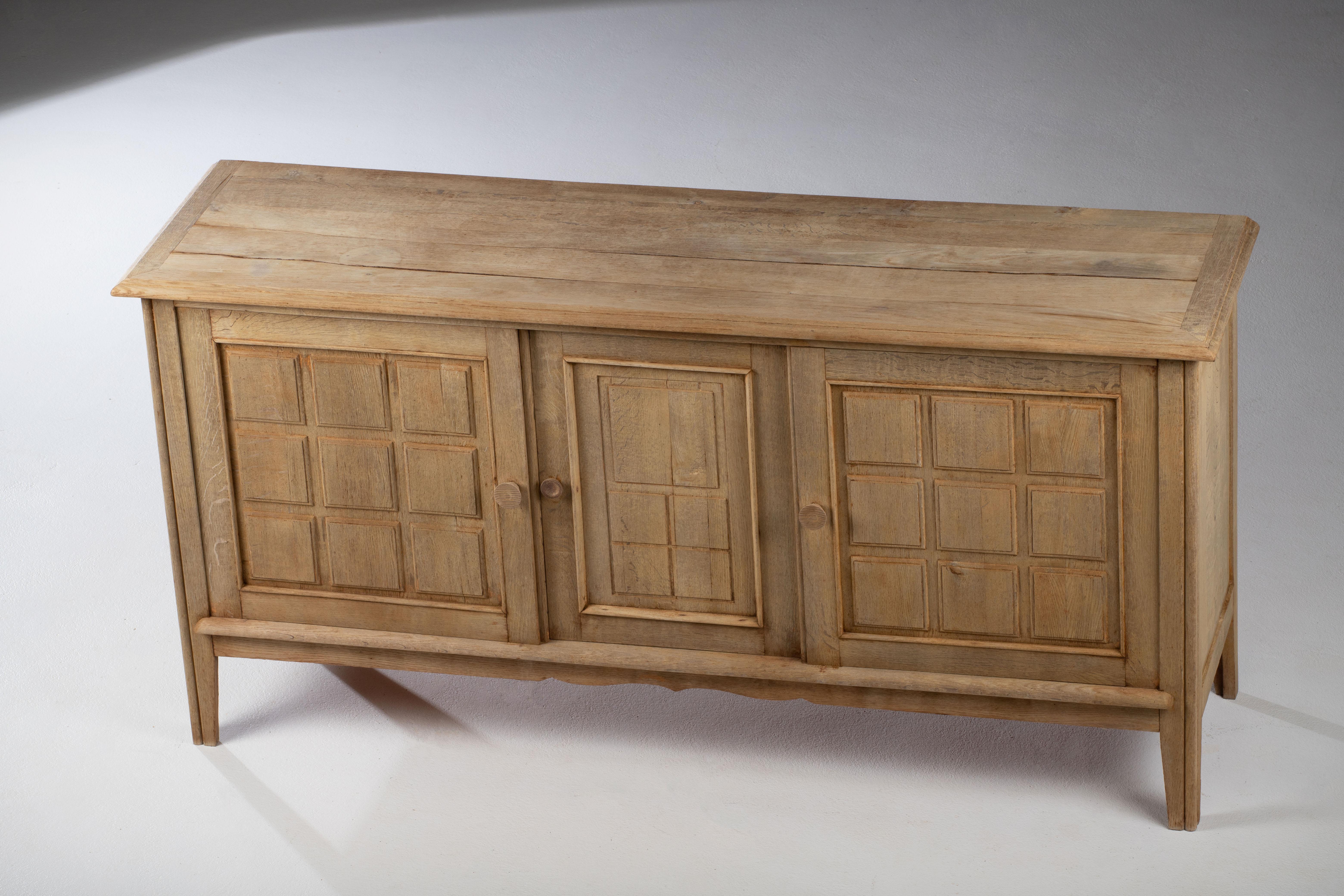 Una Composición de Elegancia Rústica: Buffet Francés Blanqueado con Motivos Tallados a Mano en venta 2