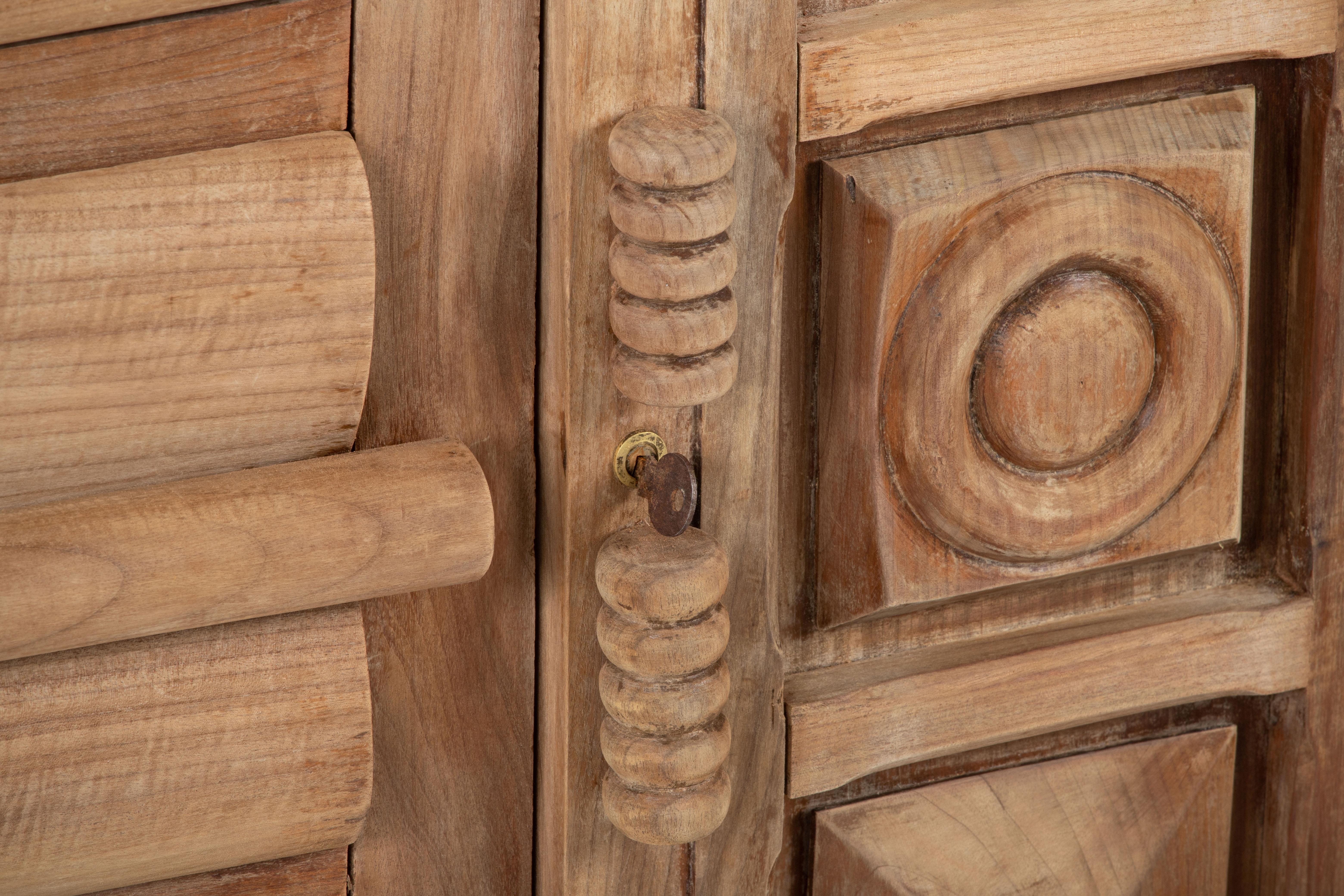 Eine Komposition von skulpturaler Autorität: Französische Art-Déco-Credenza im Brutalismus im Angebot 4
