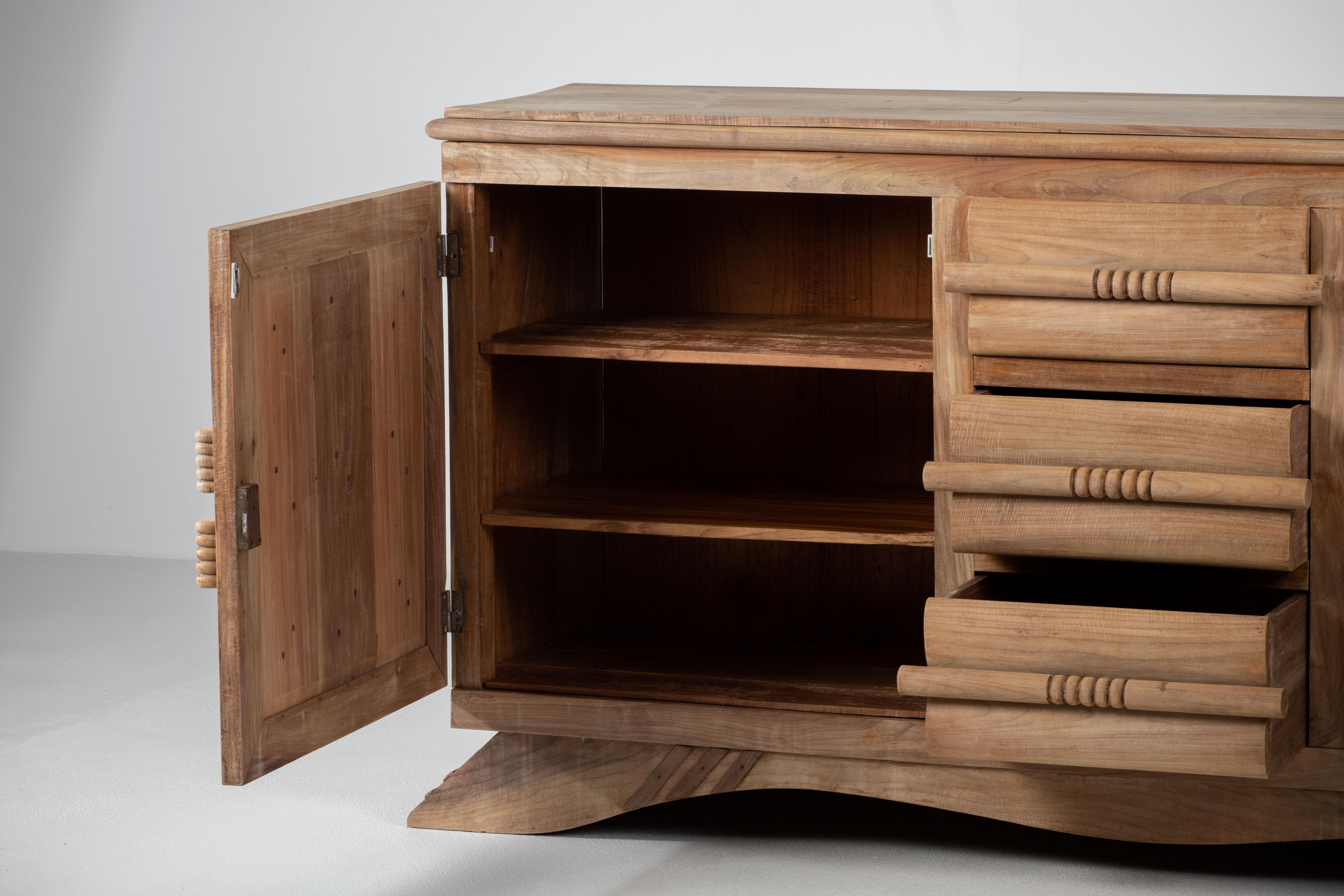 Eine Komposition von skulpturaler Autorität: Französische Art-Déco-Credenza im Brutalismus im Angebot 6