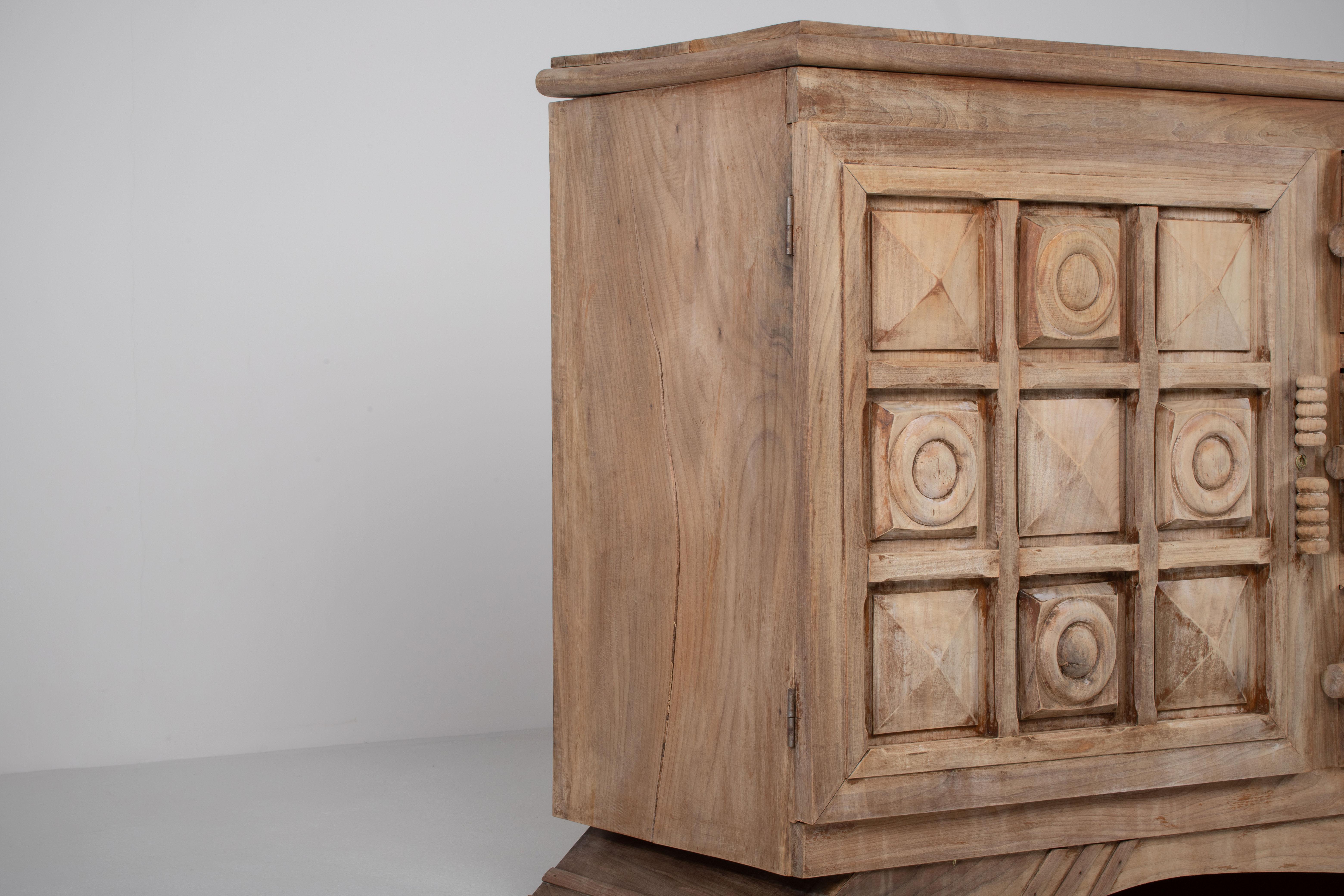 Eine Komposition von skulpturaler Autorität: Französische Art-Déco-Credenza im Brutalismus im Angebot 7
