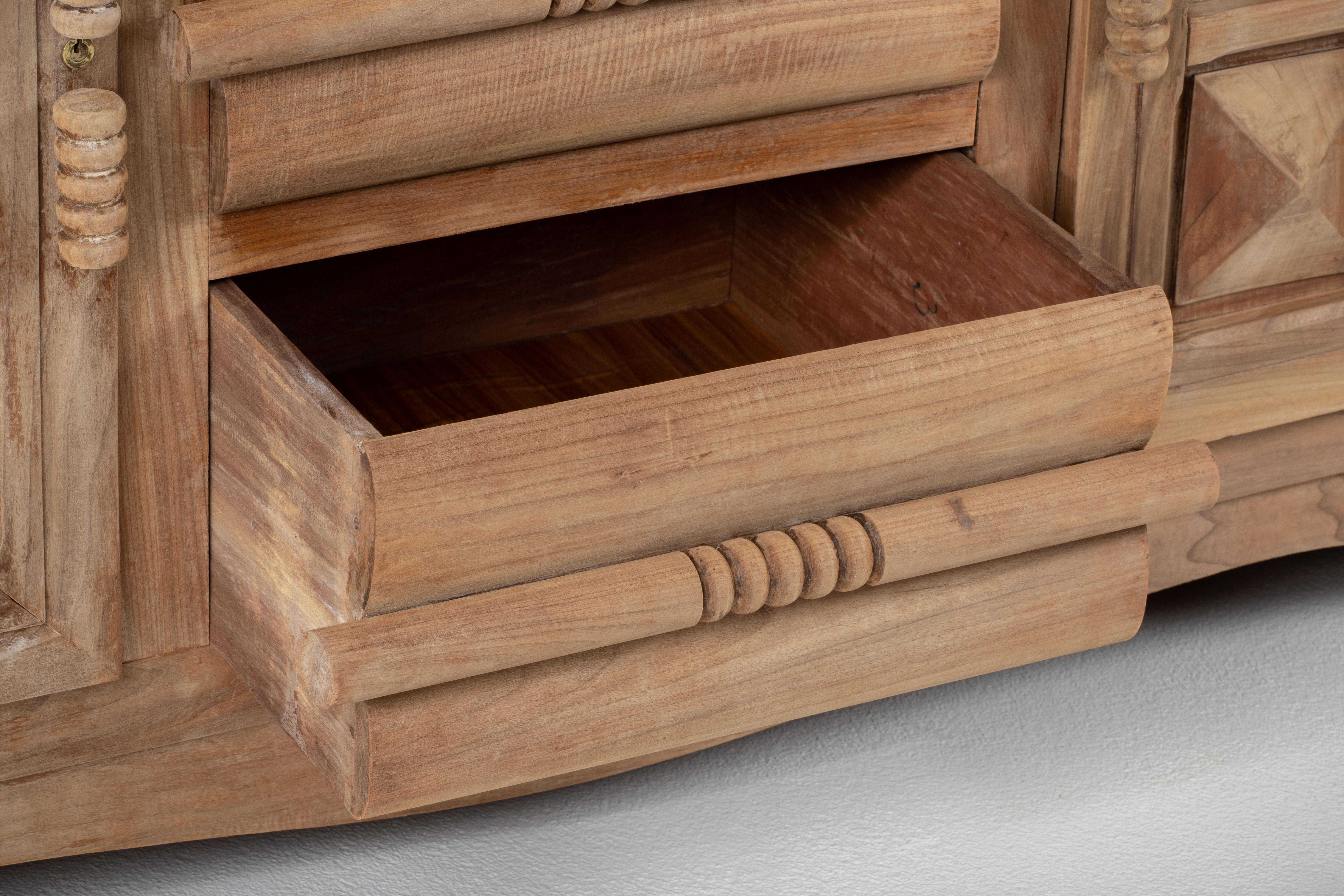 Eine Komposition von skulpturaler Autorität: Französische Art-Déco-Credenza im Brutalismus im Zustand „Gut“ im Angebot in Kaštel Sućurac, Splitsko-dalmatinska županija