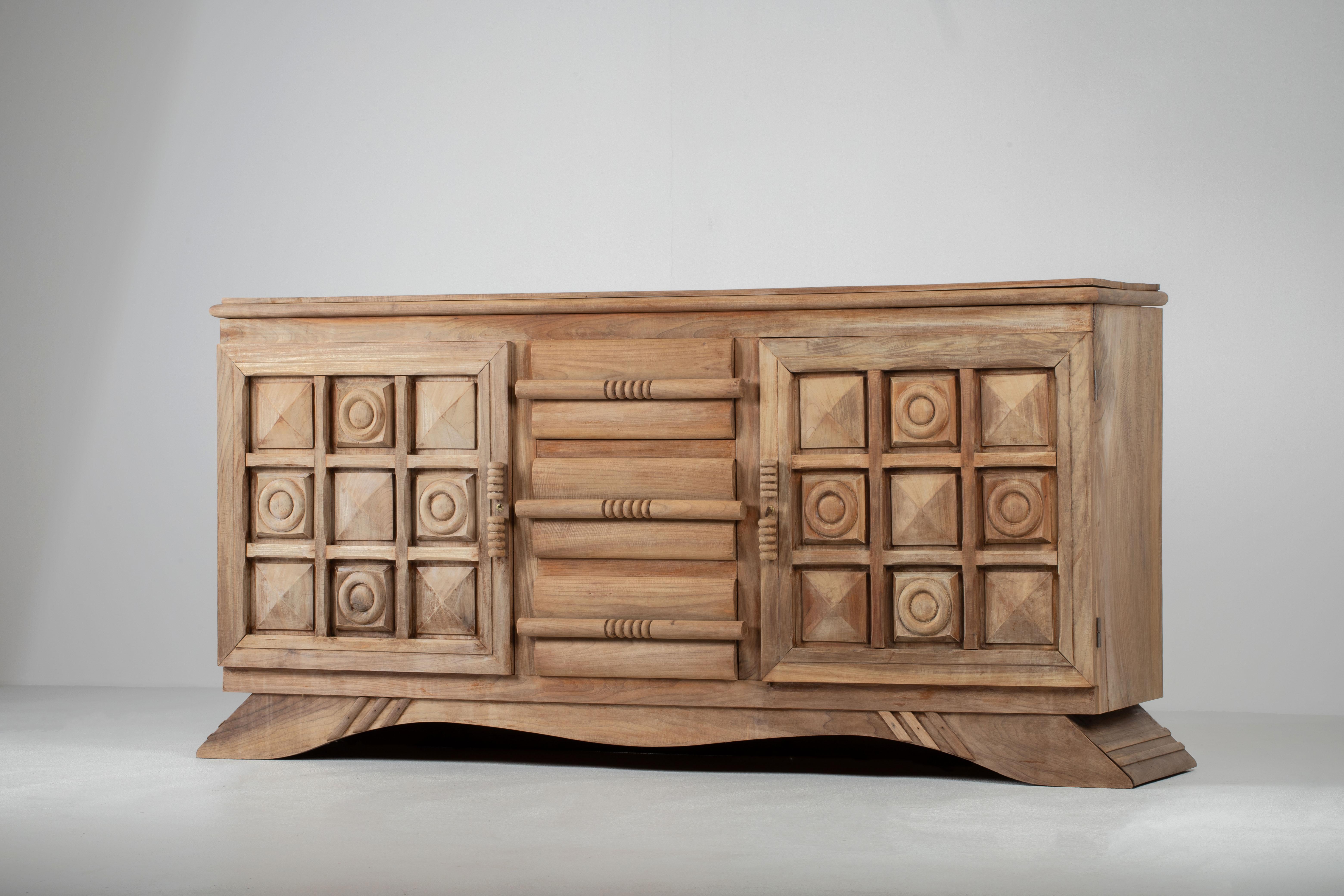 Eine Komposition von skulpturaler Autorität: Französische Art-Déco-Credenza im Brutalismus (Eichenholz) im Angebot