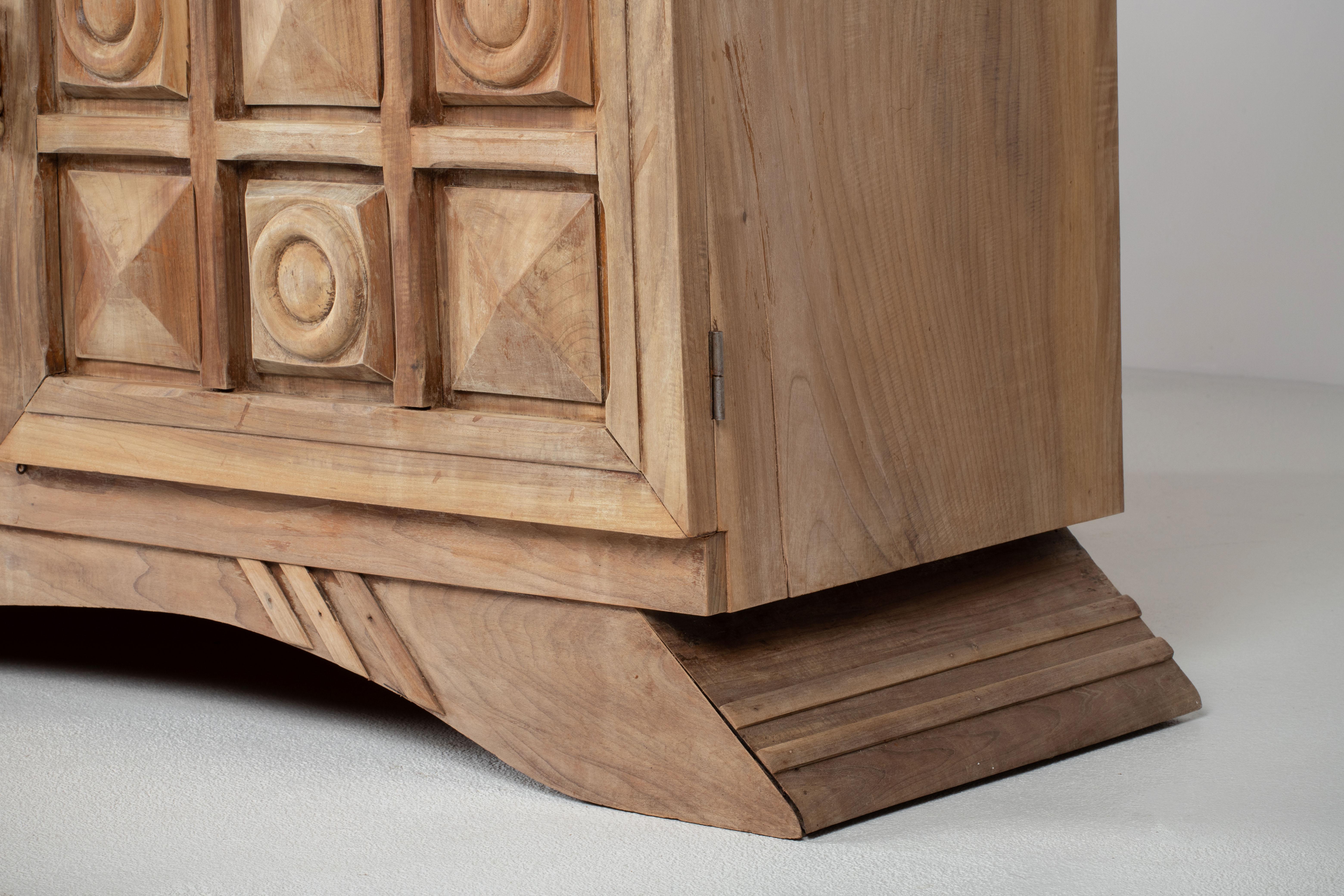 Eine Komposition von skulpturaler Autorität: Französische Art-Déco-Credenza im Brutalismus im Angebot 1