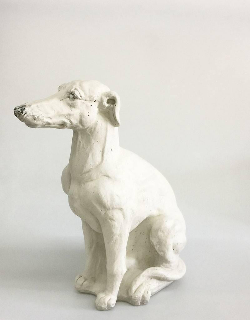 Betonstein-Hundestatue eines Fledermaushundes aus Stein (Britisch) im Angebot