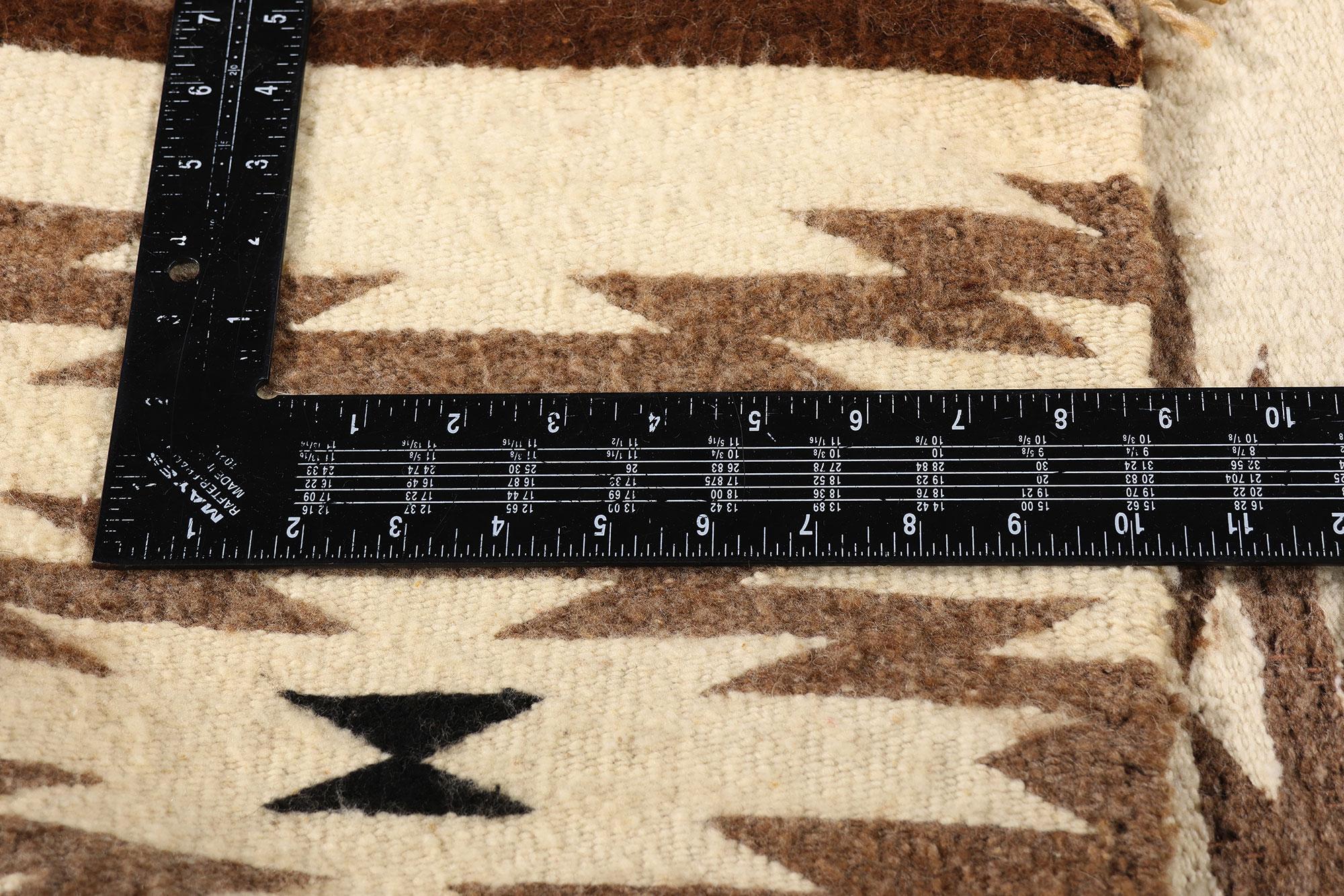 79235 Tappeto Vintage Crystal in stile sud-occidentale, 02'03 x 02'08. Tessuto nei primi decenni del XX secolo sotto gli ampi cieli del Sud-Ovest americano, questo tappeto d'epoca in lana, tessuto a mano e appartenente alla stimata tradizione della