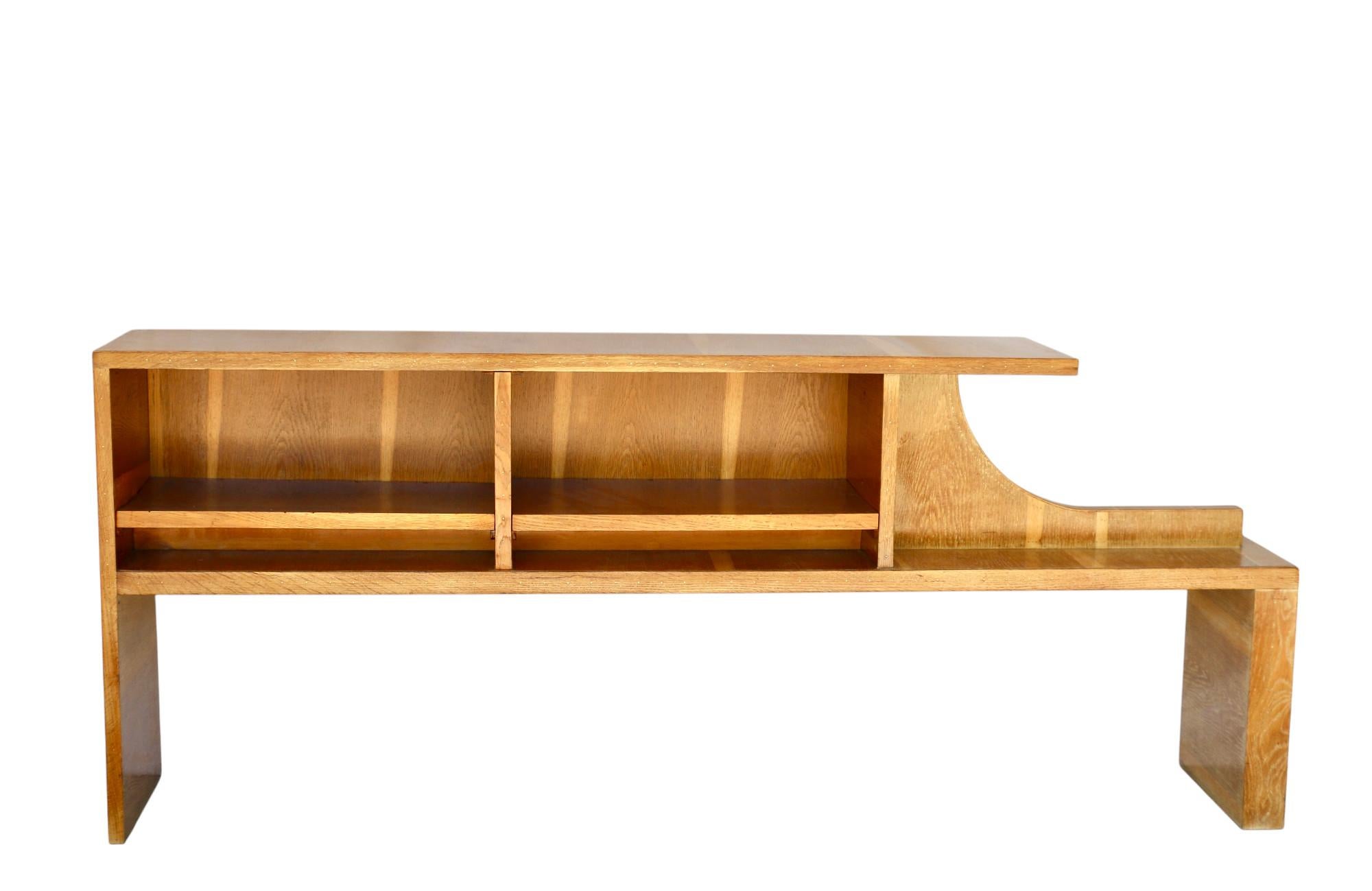 Una grande console in faggio chiaro borchiato con due piani orizzontali separati da montanti verticali e rifiniti con un motivo arcobaleno. Di André Sornay (1902-2000), Francia anni '40.