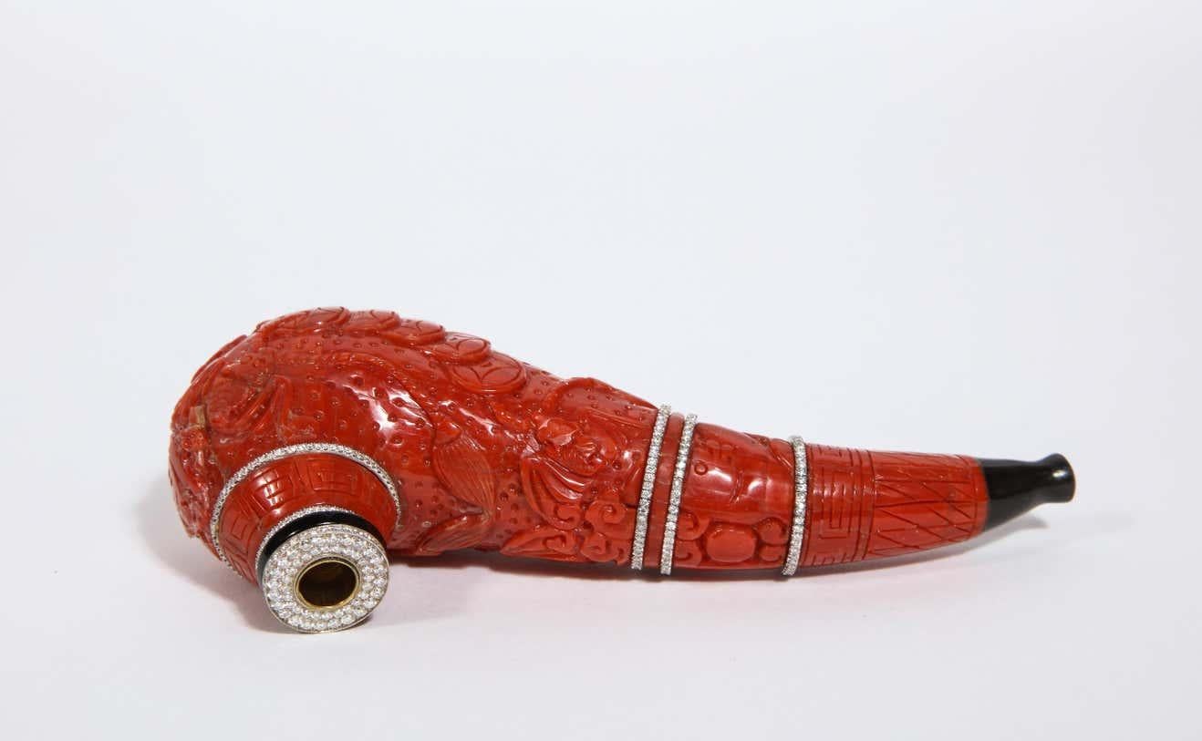 Contemporary Coral, 18k Gold, Diamonds, and Onyx Pipe In Good Condition For Sale In New York, NY