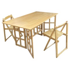 Escritorio contemporáneo plegable de madera de haya con dos cajones y dos sillas plegables